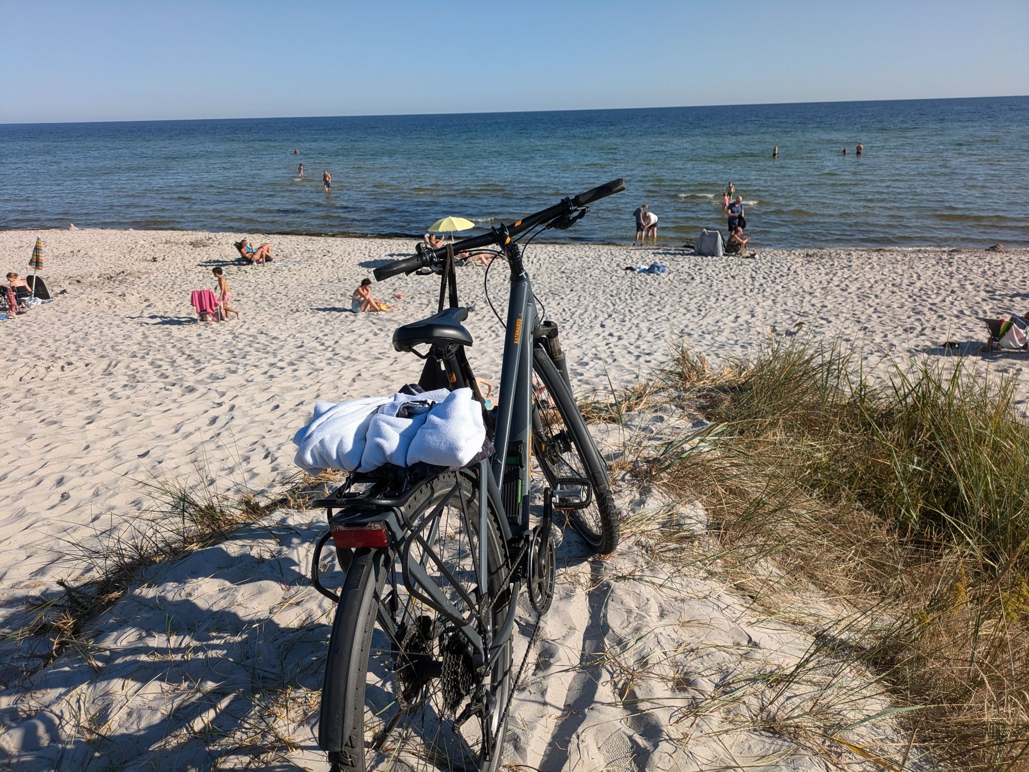 Ein Fahrrad steht am Strand der Ostsee