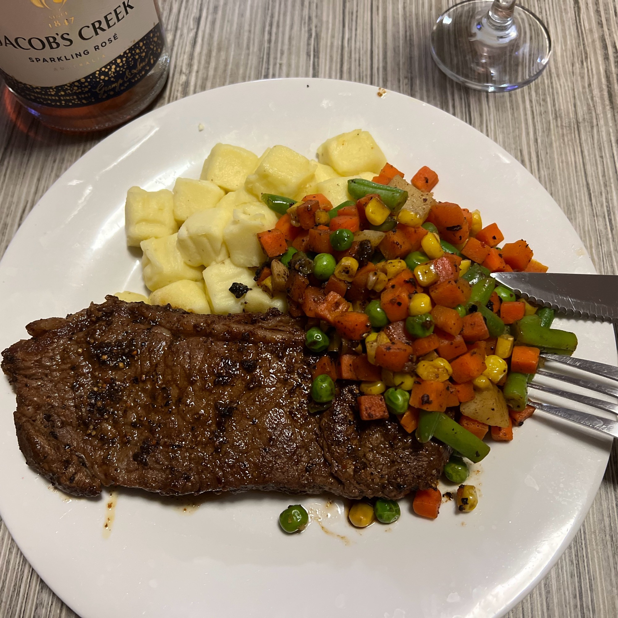 Steak, mash & veggies on a plate