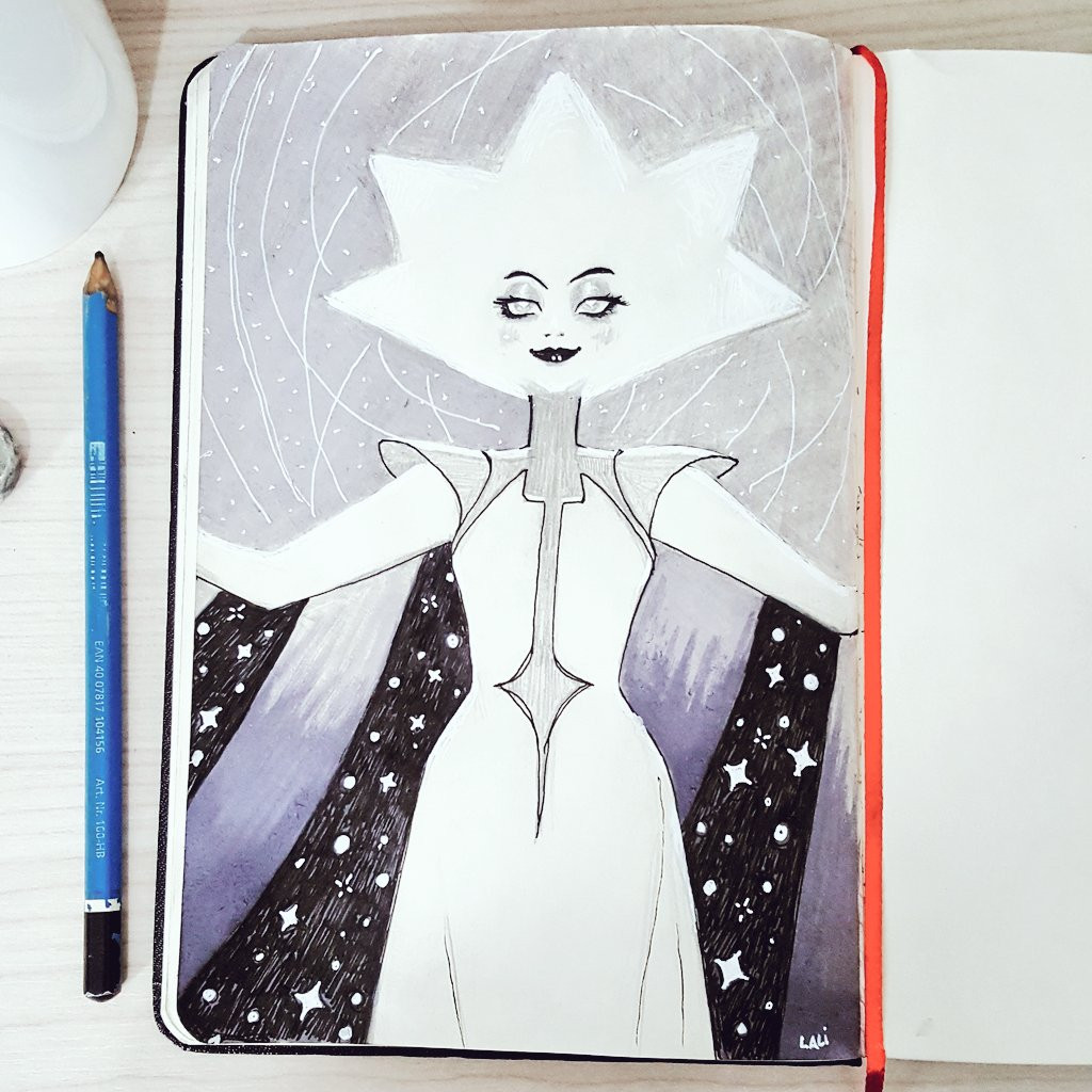 foto do sketchbook com fanart da white diamond, de steven universe, apenas em branco, preto e tons de cinza. ela está com os braços abertos e sorrindo de forma sutil. ao lado do caderno, um lápis staedtler.