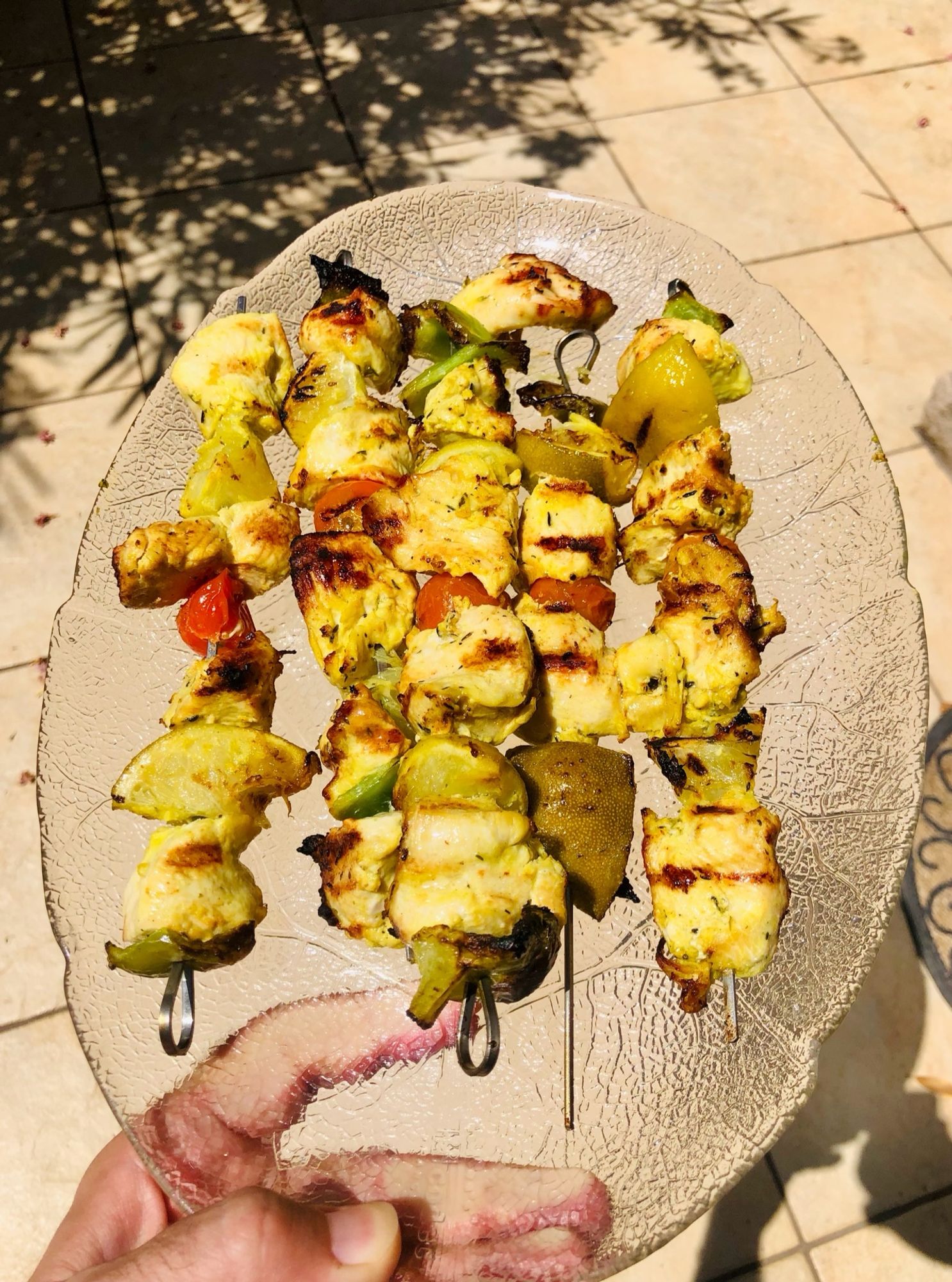 Brochettes de viande très jaune, avec un peu de rouge et de noir 