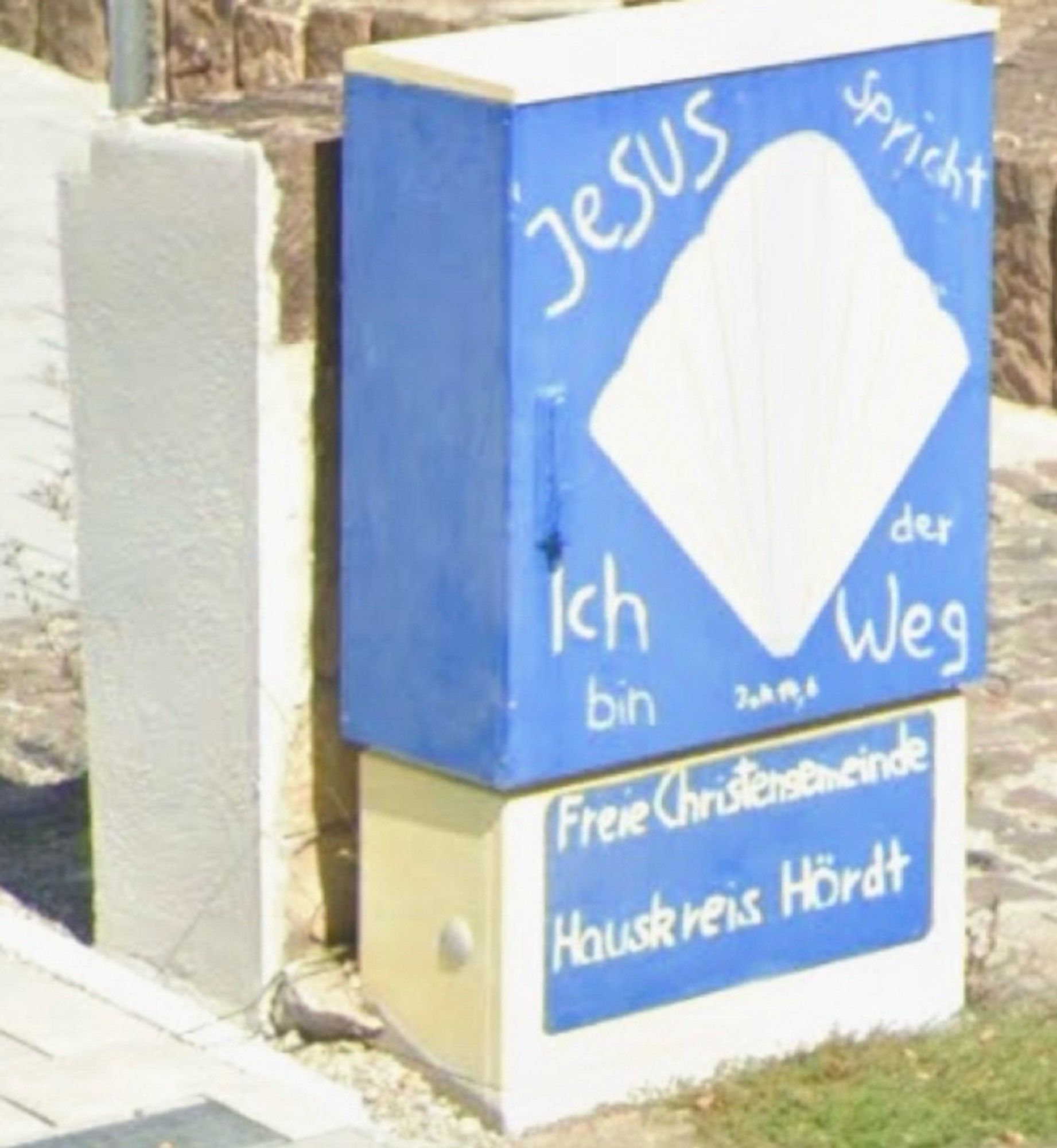 Leitungskasten, blau bemalt mit der Aufschrift: Jesus spricht, ich bin der Weg.