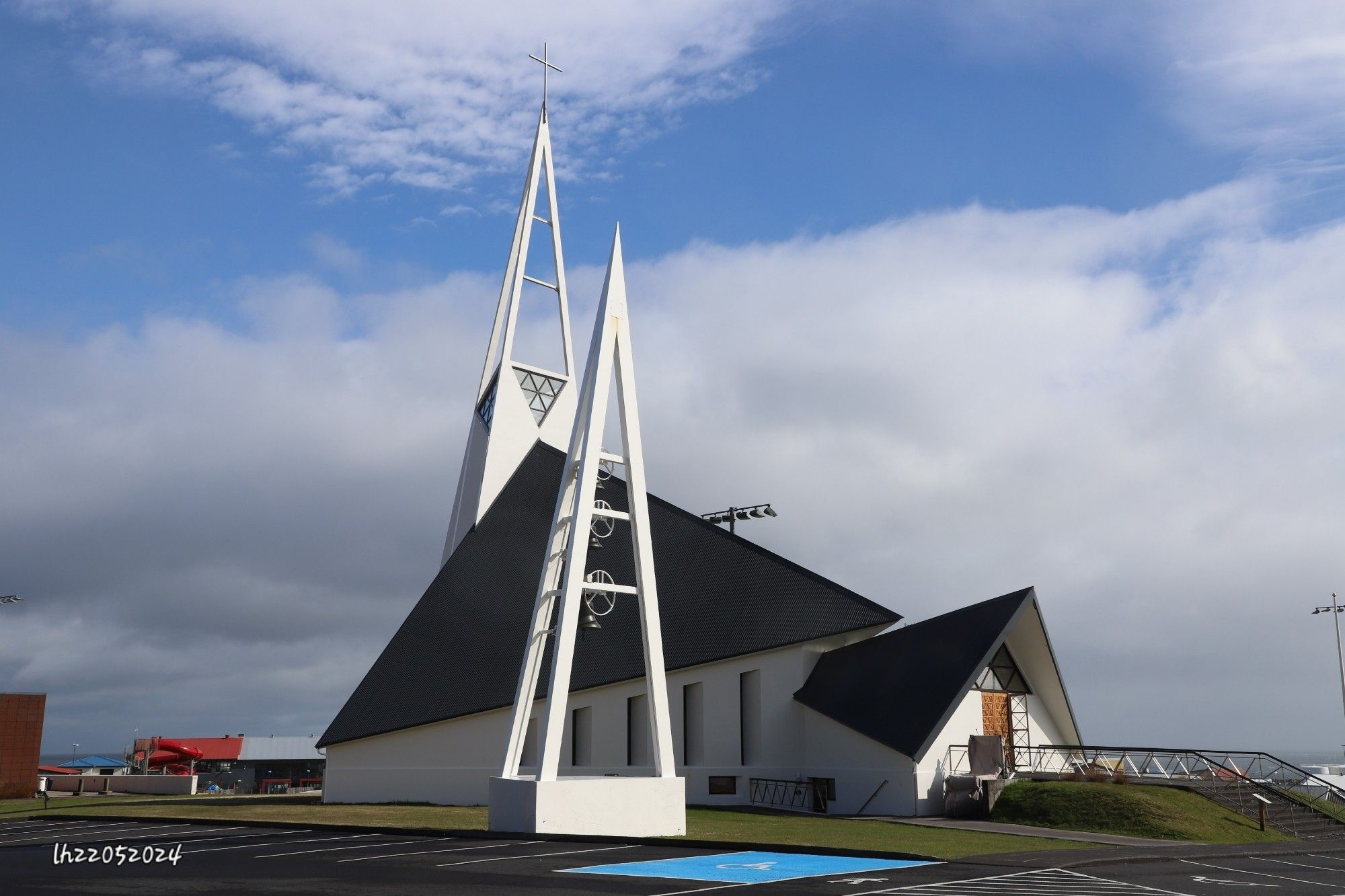 Kirchturm & seitlich stehender Glockenturm aus weißen, transparenten Dreiecken. Kirchendächer aus dreieckigen Formen zusammengesetzt.