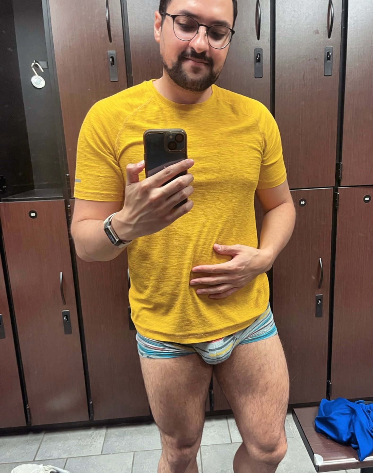 Lockerroom selfie in yellow tshirt