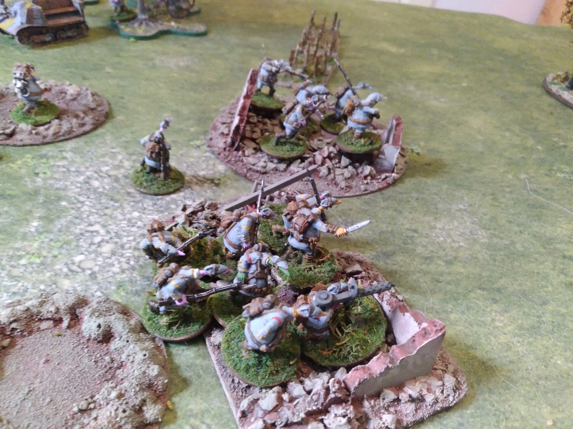 Royalists advance with an HMG