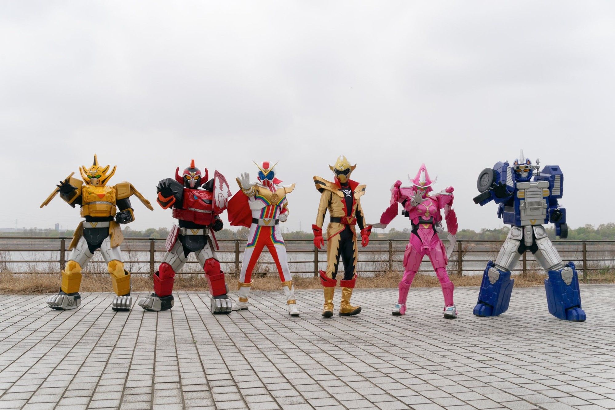 the Zenkaigers, an anniversary themed team with a white ranger themed after akarenger & big one, a red ranger themed after Daizyuzin (MMPR Megazord), a yellow ranger themed after GaoKing (Wild Force Megazord), a pink ranger themed after Magiking (Mystic Force Megazord), a blue ranger themed after DaiBouken (Overdrive Megazord) and gold ranger themed after Gokai Red (Super Megaforce Red)