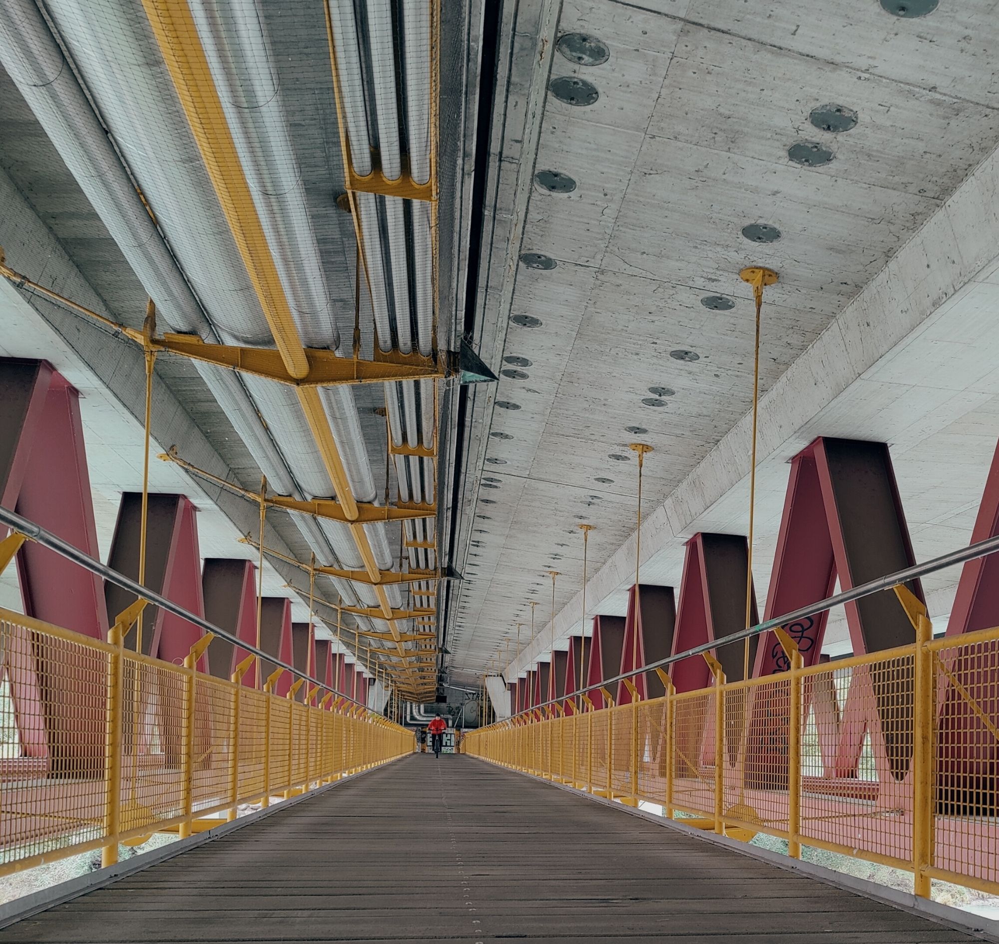 Brücke für Fahrräder über der Salzach und unterhalb der Autobahn.