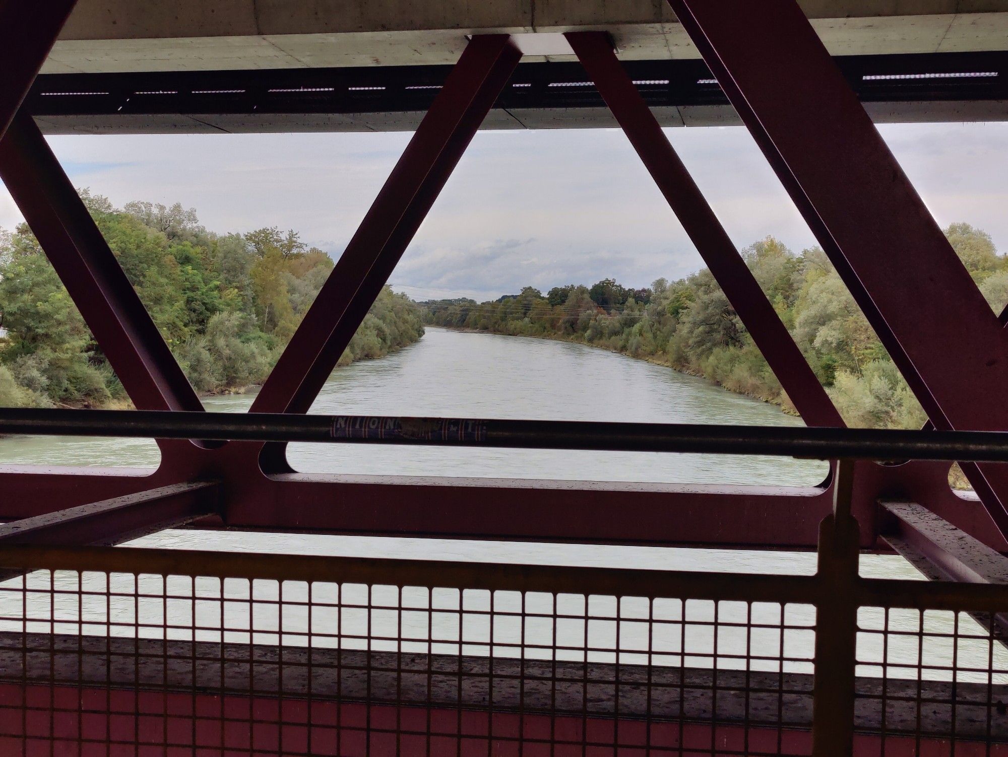 Blick von der Brücke die Salzach hinunter.