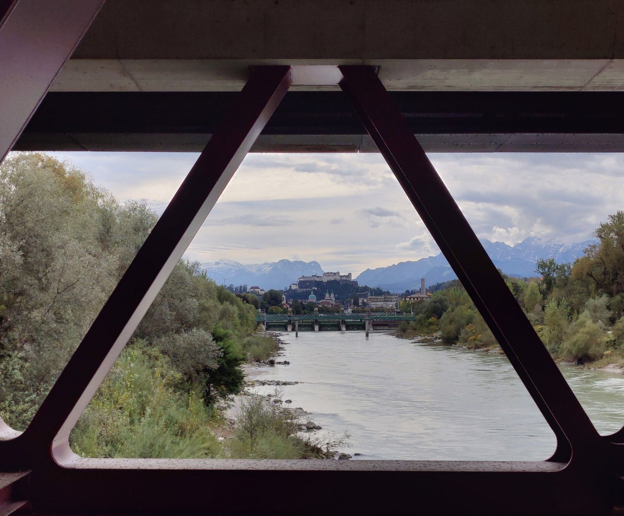 Blick Richtung Festung Salzburg. Im Hintergrund Berge.