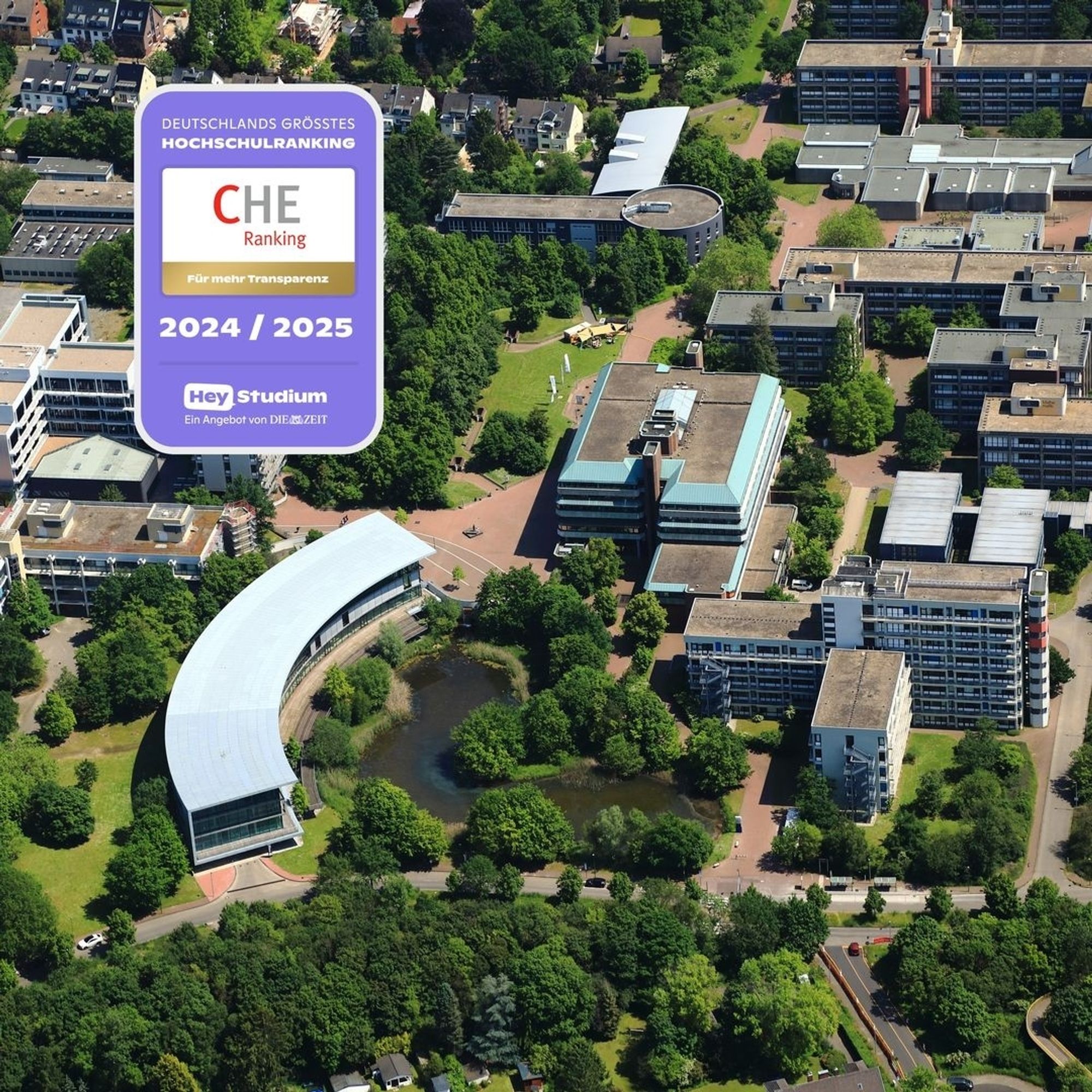 Luftbild des Campus mit montierter Plakette des Rankings.