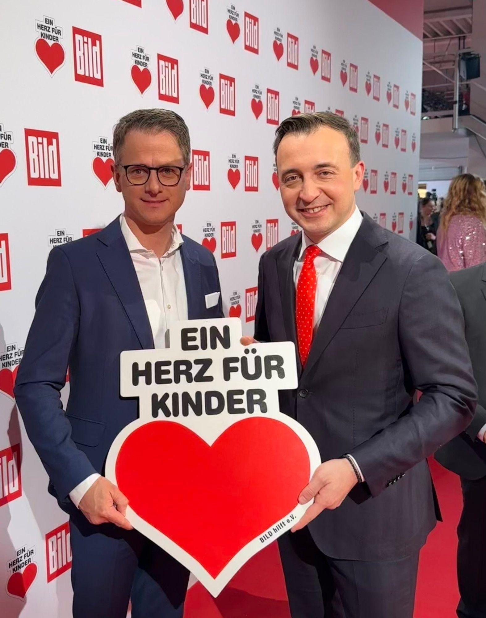 Linnemann und Zimiak zeigen ein Herz für Kinder.