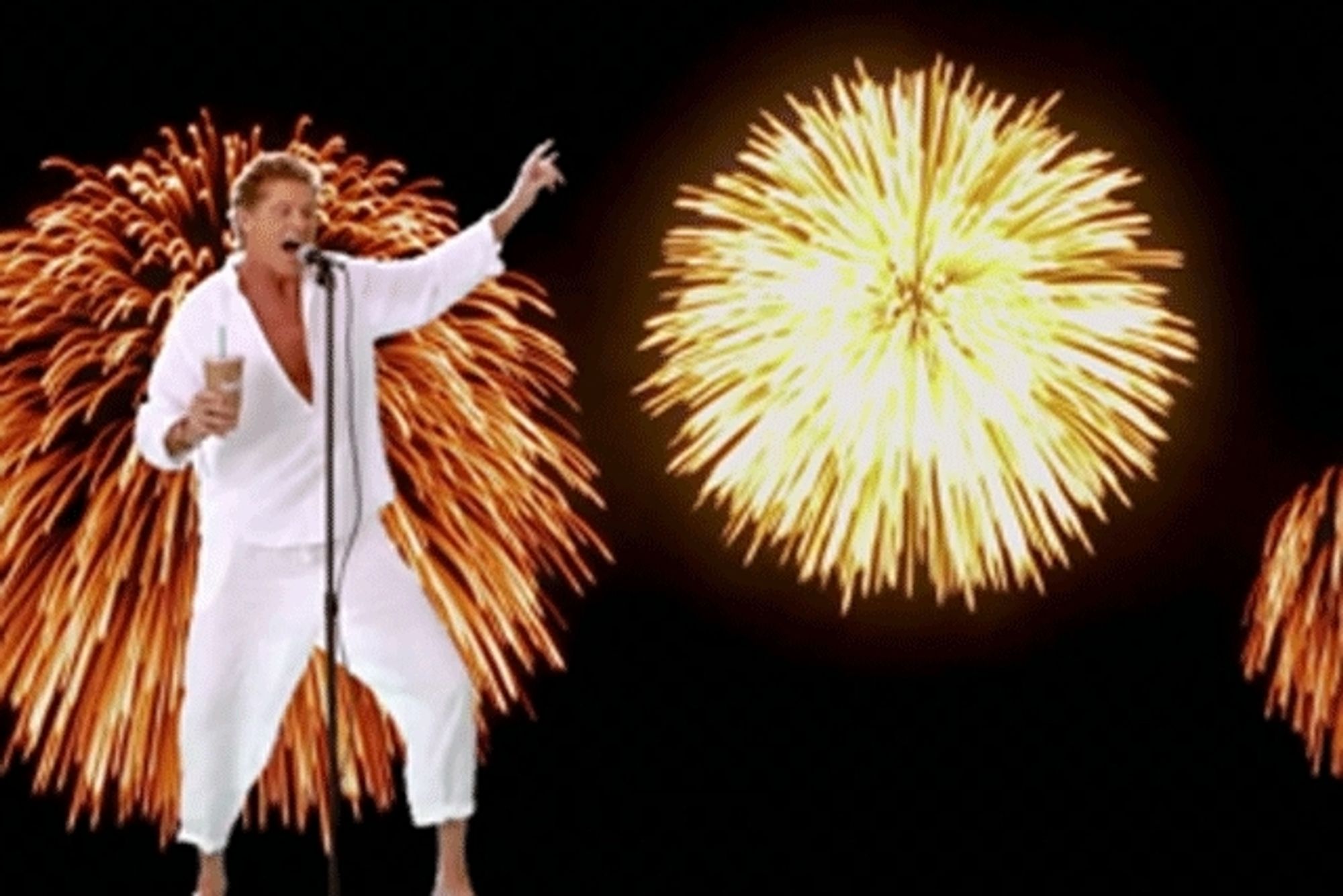 David Hasselhoff mit Feuerwerk im Hintergrund.