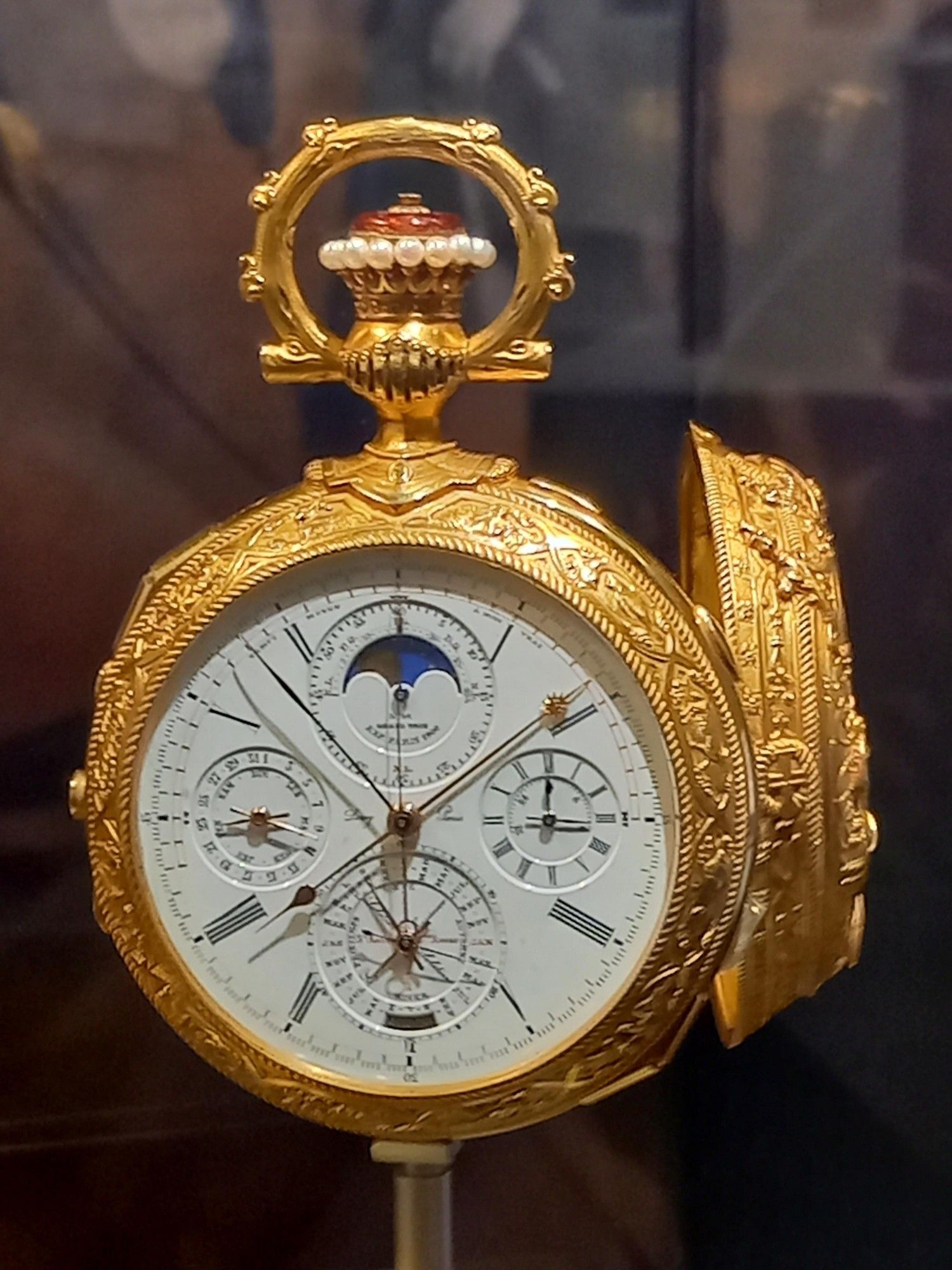 Le collectionneur Monteiro passe commande à la maison Leroy d’une montre qui réunirait tout ce que la science et la mécanique pourraient réaliser à ce jour sous un volume portatif. Elle est présentée dans un coffret en ébène et bronze. Son boîtier est moulé et ciselé dans l’or massif et enrichi de perles fines.
La Leroy 01, sort des ateliers bisontins Leroy du Square Saint-Amour en 1904. C’est une pièce unique qui comporte selon le mode de décompte entre 20 et 25 complications à partir d’une ébauche achetée en Suisse.
On appelle « complications » toutes les fonctions horlogères autres que le simple affichage de l’heure, de la minute et de la seconde. En 1900, elle est appelée la montre la plus compliquée du monde et le restera jusqu’en 1989.