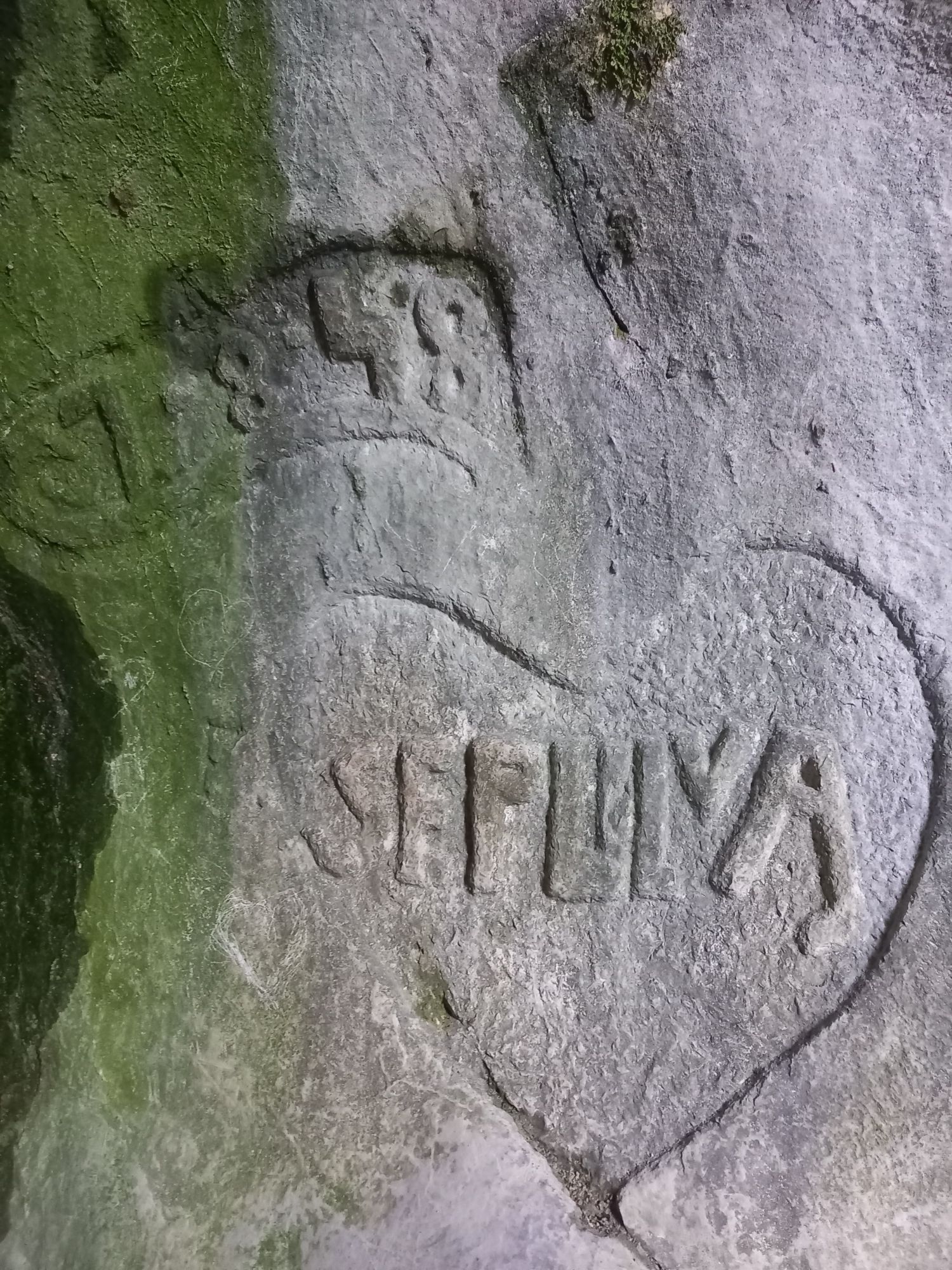 Cette photo montre une surface rocheuse sur laquelle est gravée une date : 1 août 1948 ainsi qu'un cœur.
Le site des Gorges du Diable a été aménagé à partir de 1893 et a obtenu son classement en 1908.