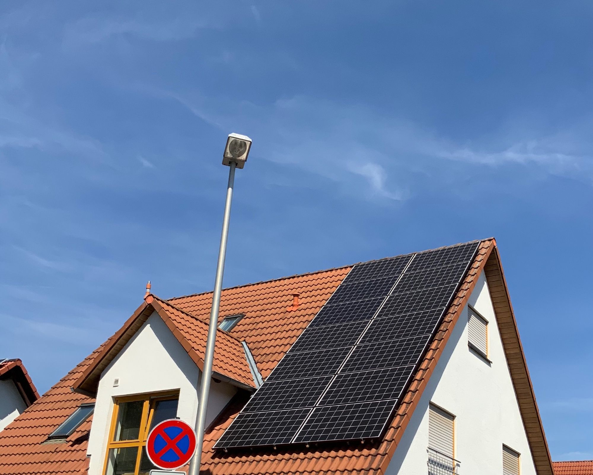 Haus mit Photovoltaik drauf