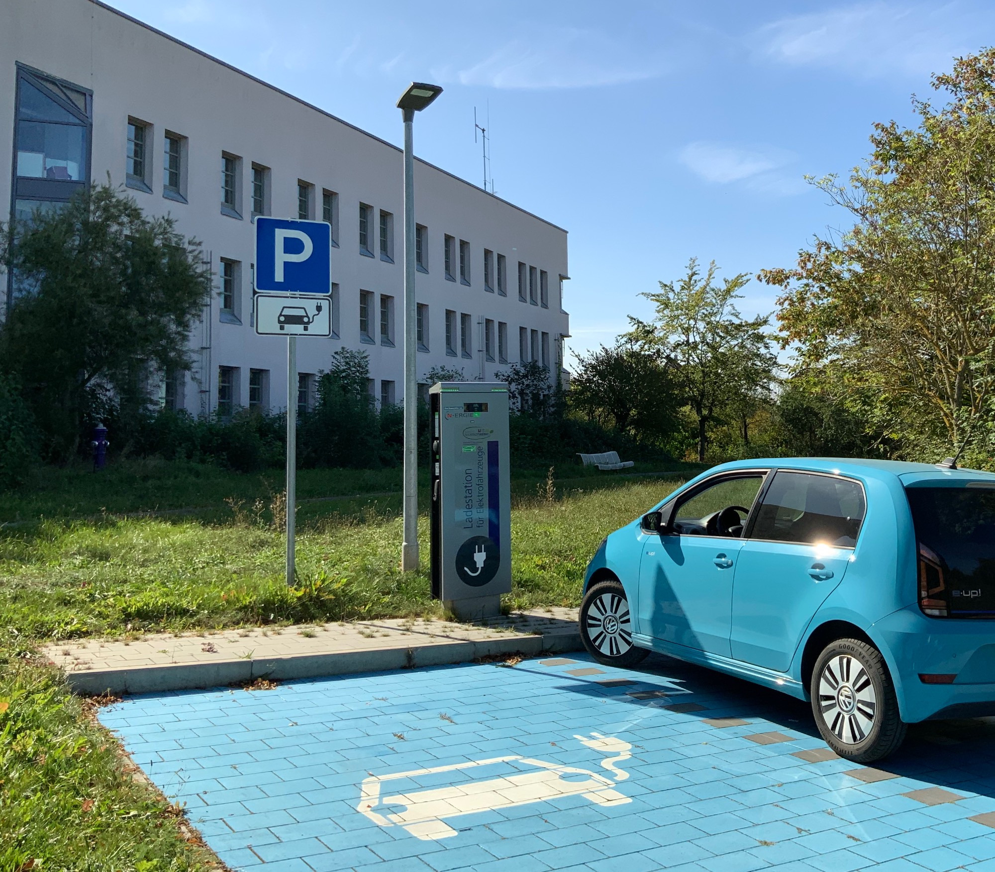 E-auto auf einem E-Auto-Parkplatz