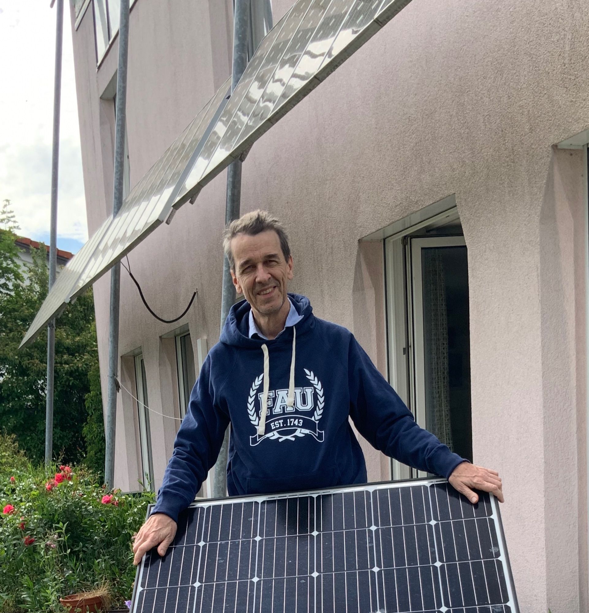 Ich mit einem Solarmodul