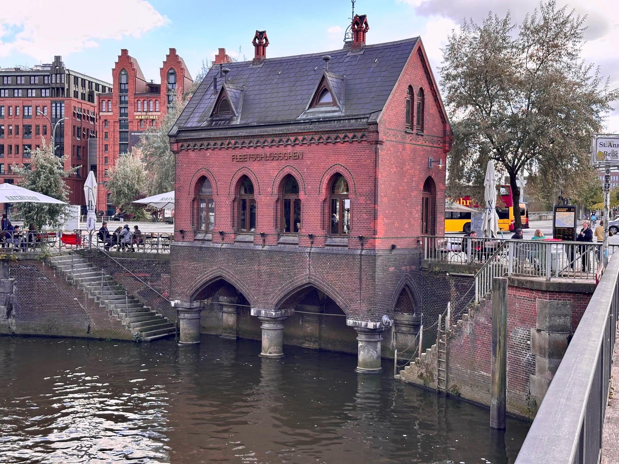 Das „Fleetschlösschen“ ist ein kleines Backsteinhaus mit einem hohen Erdgeschoss, hohen, großen Fenstern und einem Spitzdach, was halb über dem Kanal gebaut ist, drei massive Säulen stehen im Wasser und zwei Treppen führen seitlich des Hauses aus dem Wasser auf den Gehweg.