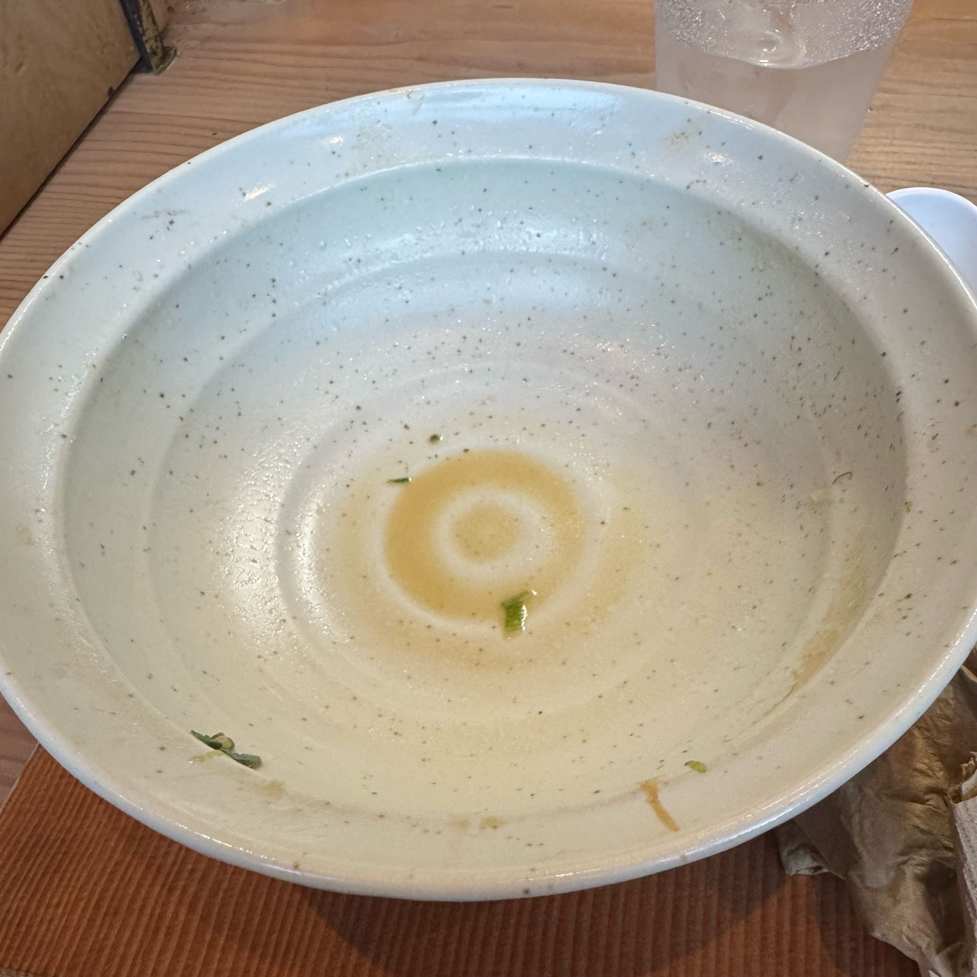 完食後のラーメンの器。汁も残ってない。