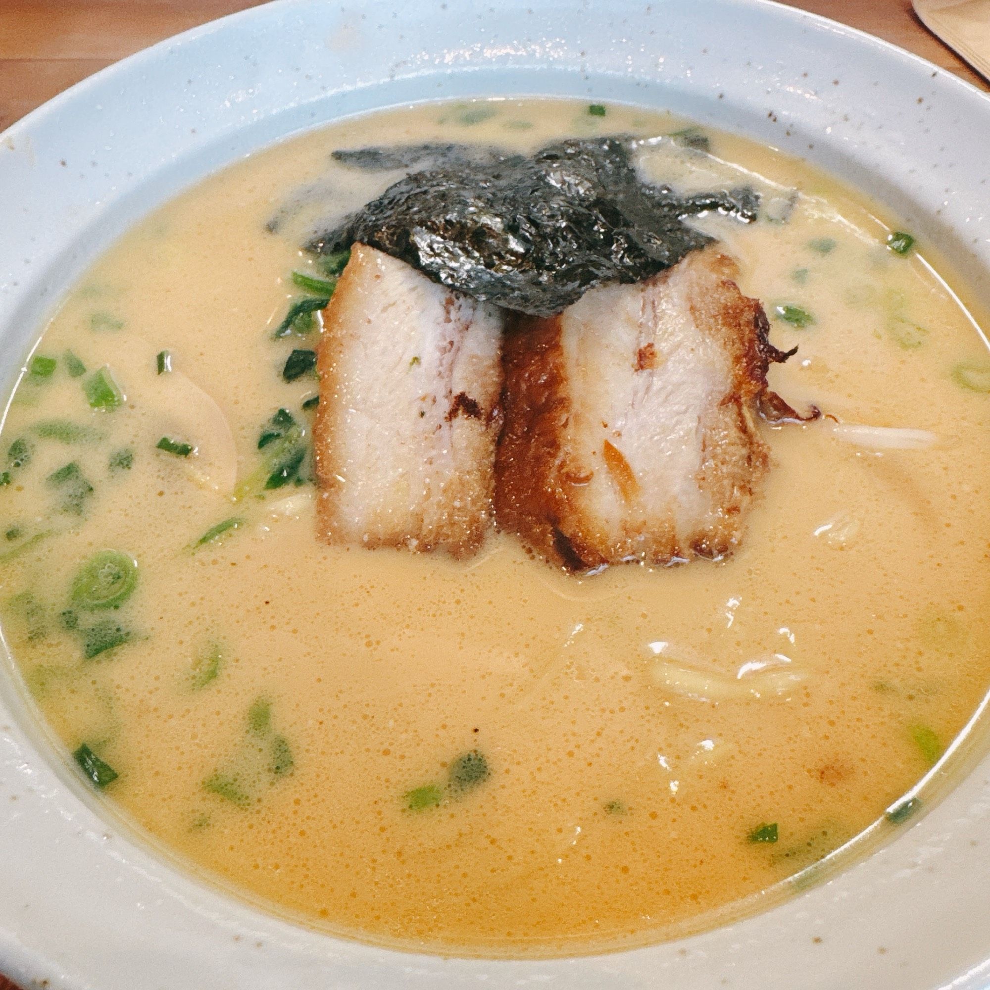 器に入った豚骨ラーメン。こってりしたスープに海苔とチャーシューが見えている。