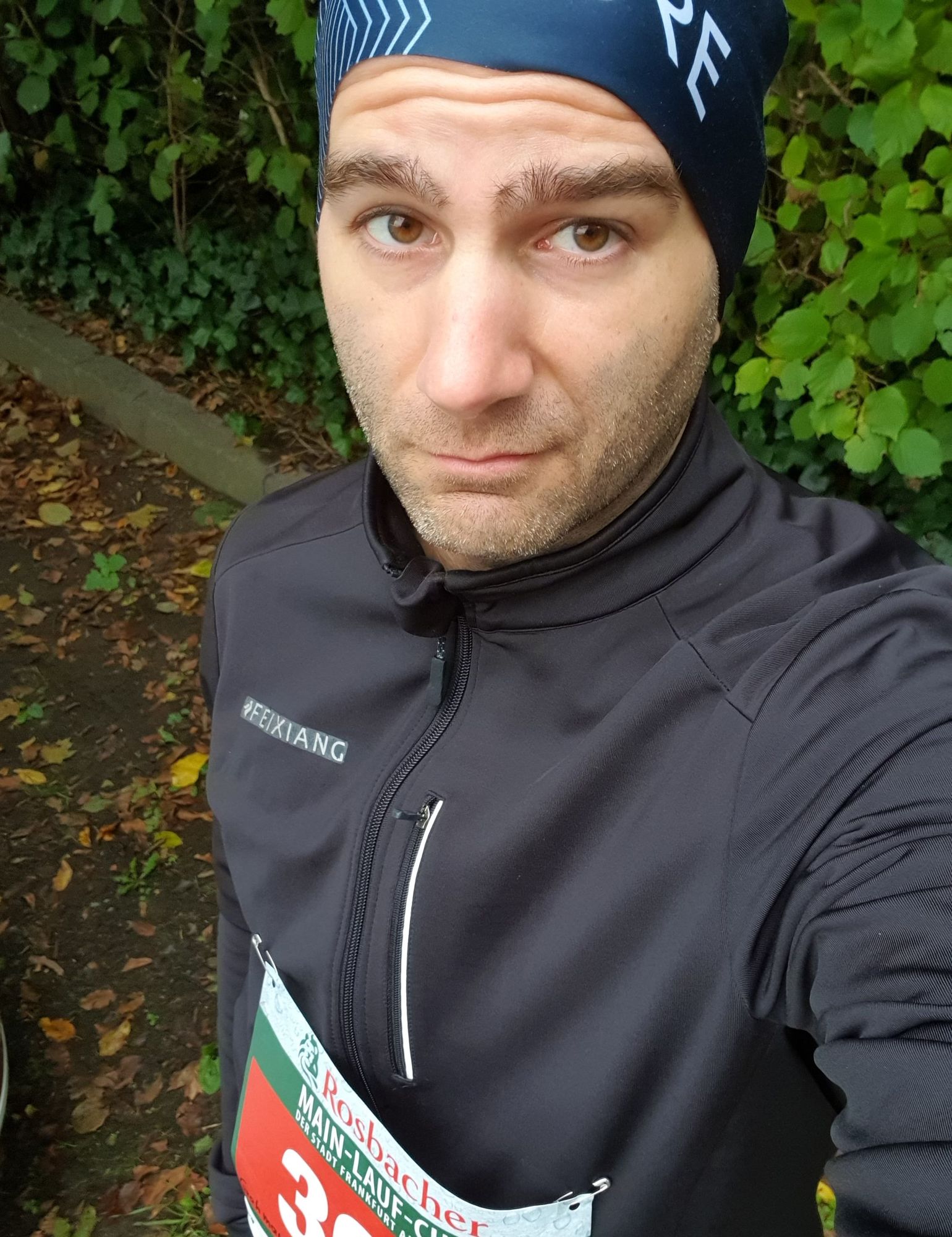 Zerknirschtes Selfie mit Startnummer für den Rodenbacher Lauftag