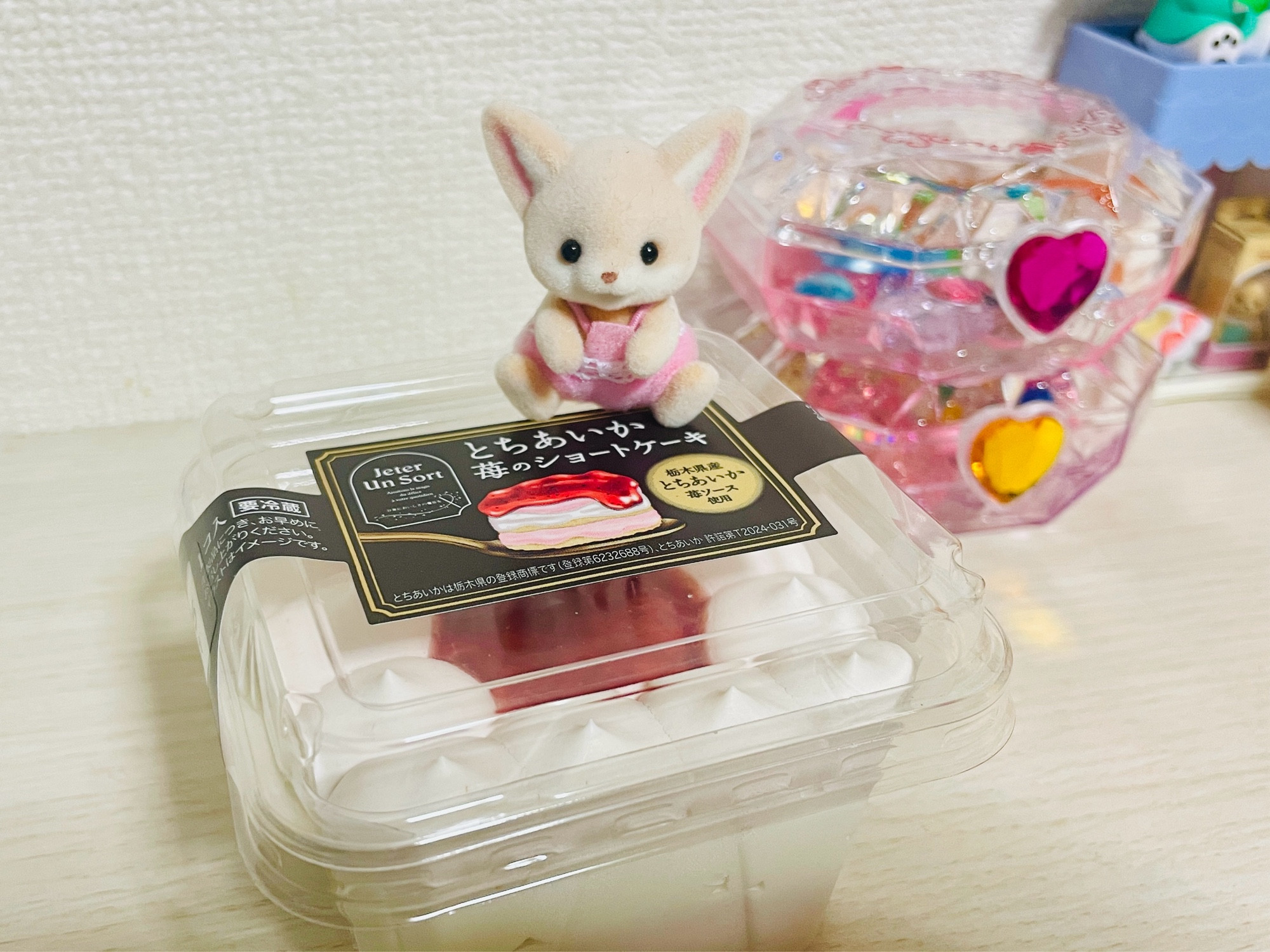 とちあいか苺のショートケーキに乗っかるフェネックの赤ちゃん(シルバニア)