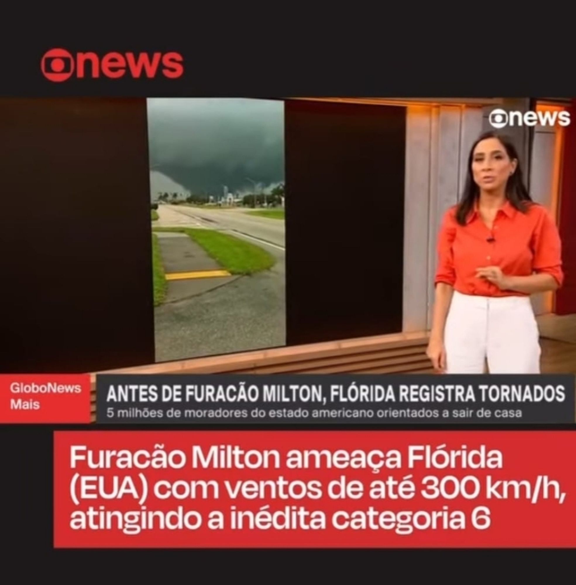 Foto de tela de TV com o canal Globo News. Nela há uma jornalista comentando o assunto e a seguinte manchete escrita na tela: "Furacão Milton ameaça Flórida (EUA) com ventos de até 300 km/h, atingindo a inédita categoria 6"