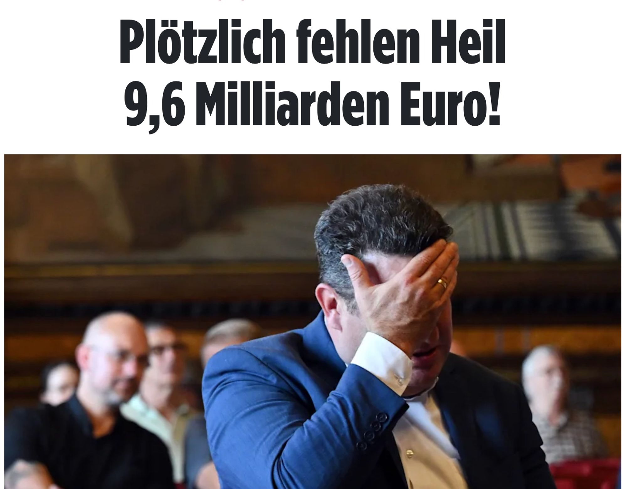 Der Titel des Bildes lautet: „Plötzlich fehlen Heil 9,6 Milliarden Euro!“. Darunter ist Hubertus Heil (SPD) abgebildet, wie er sich mit der Hand sein Gesicht verdeckt, als ob er frustriert oder erschüttert wäre. Im Hintergrund sind mehrere unscharf dargestellte Personen zu sehen, die das Geschehen beobachten. Hubertus Heil trägt einen Anzug und wirkt angespannt. Es scheint, als ob das Bild eine ernste oder schwierige finanzielle Situation widerspiegelt, die mit einer Summe von 9,6 Milliarden Euro verbunden ist.