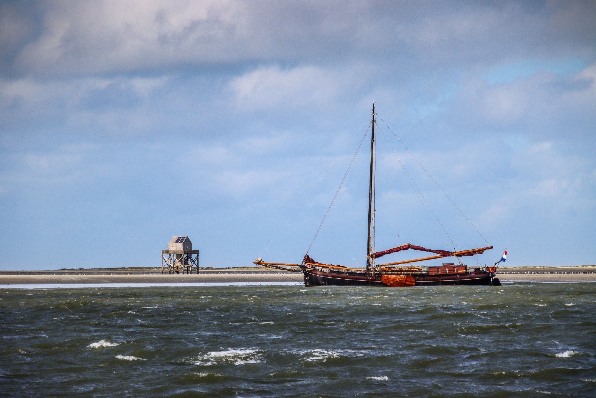 De Kalkman op de Engelsmanplaat met zeilschip op voorgrond.