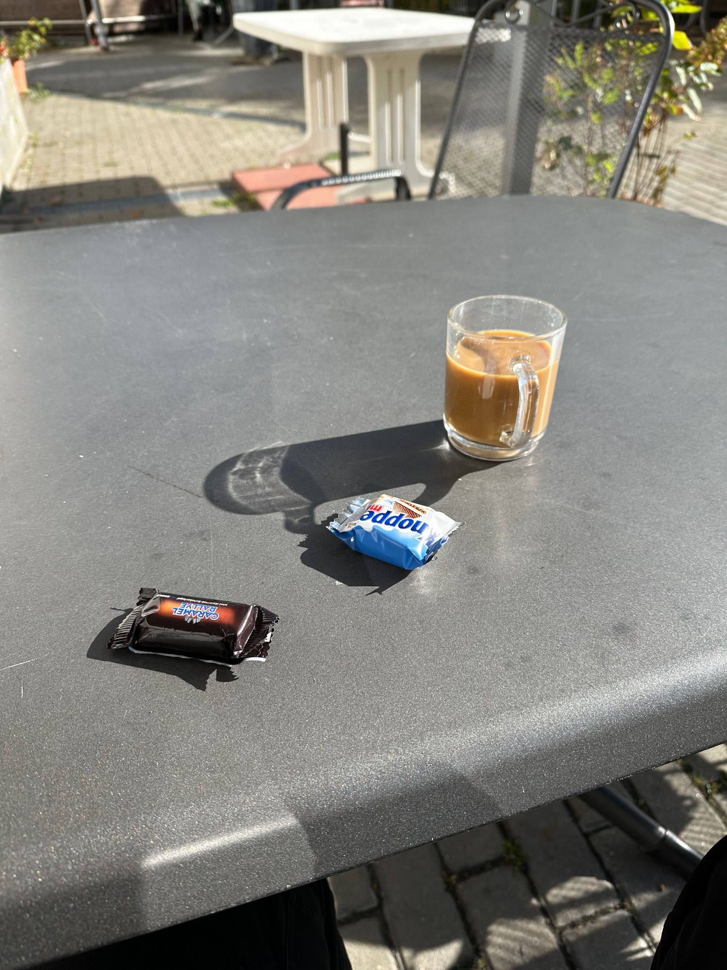 Glas Kaffee, Knoppers und Fake Mars aufm Tisch