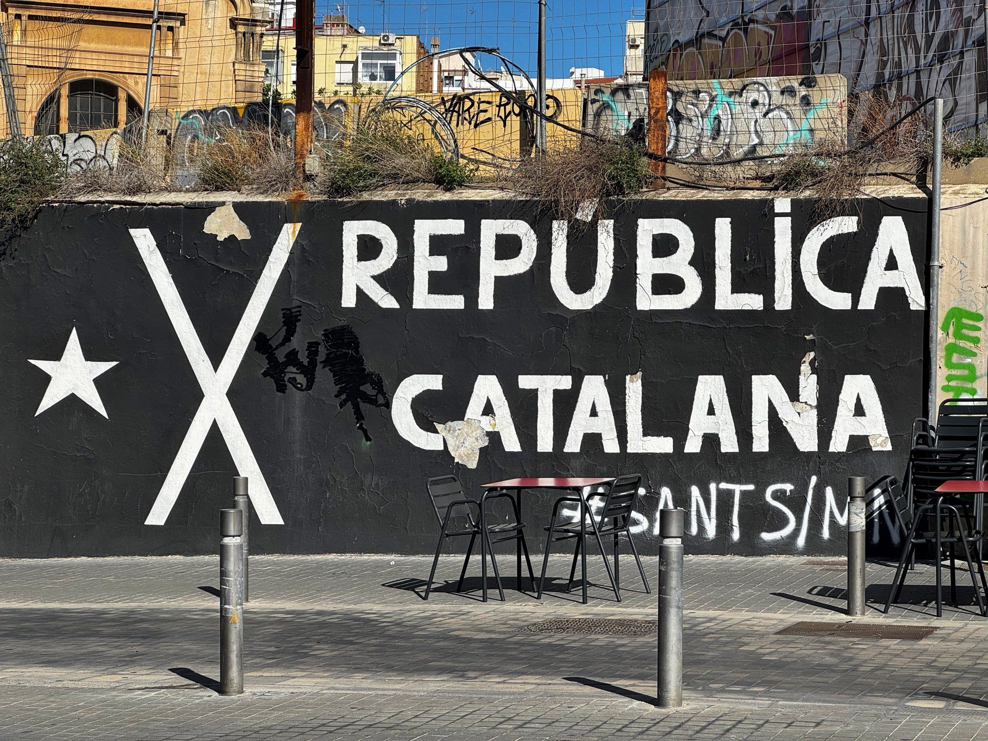 República Catalana mural outside Mercat Nou metro station