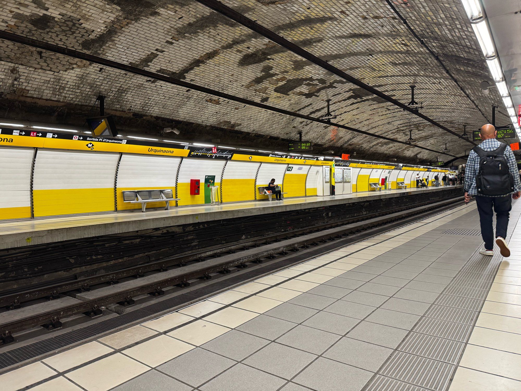 Urquinaona station on the Barcelona Metro, specifically the Line 4 platforms