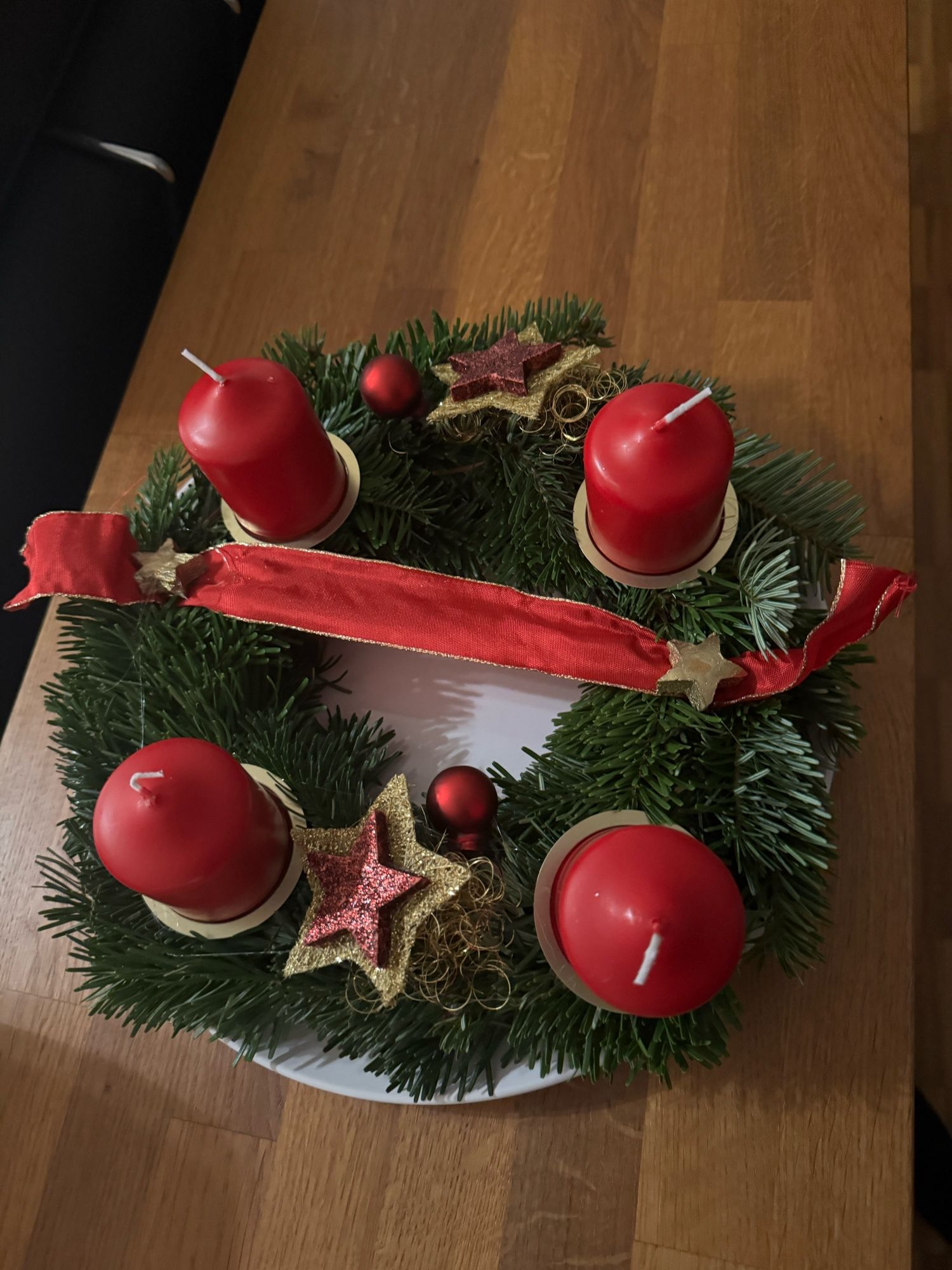 Adventskranz, 4 rote Kerzen, 2 Sterne, 1 rotes Band