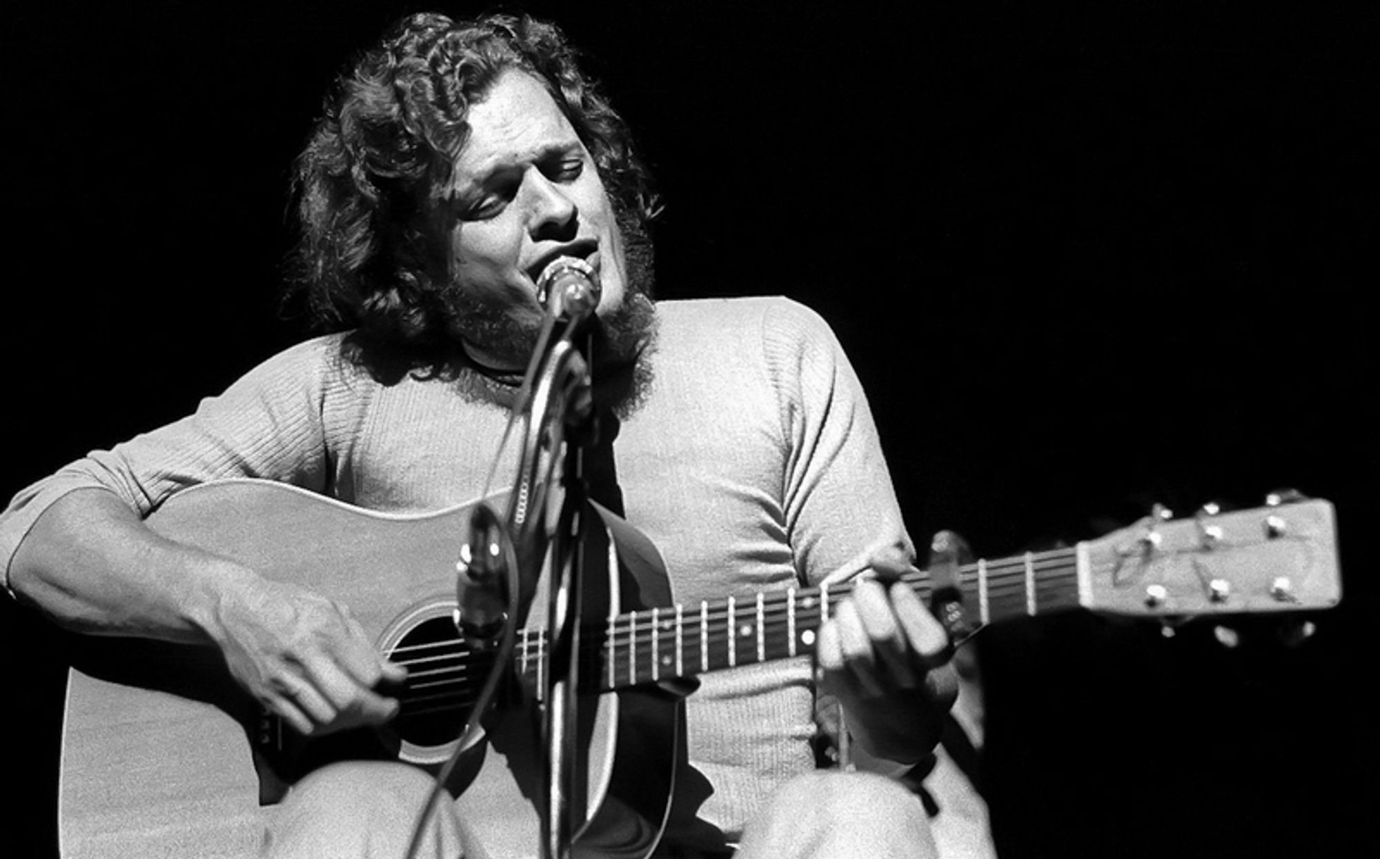 A b&w photo of the late Harry Chapin who is obviously not singing about Pikachu.