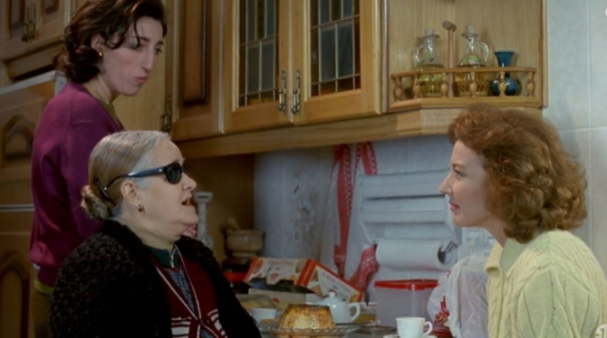 Rosa (Rossy de Palma), leur mère (Chus Lampreave) et Leo (Marisa Paredes) dans la cuisine à Madrid. Rosa est debout. La mère et Leo sont assises face à face autour d'une petite table. Sur la table, une tasse de café blanche, une assiette avec un flan au caramel, une théière blanche, des boîtes de biscuits.
Le pitch
Leo est écrivaine, vit à Madrid et publie secrètement sous le  pseudonyme d'Amanda Gris des bluettes à l'eau de rose qui connaissent un grand succès public. Elle est mariée avec Paco, un militaire de haut grade perpétuellement en déplacement à l'étranger qui rentre rarement à Madrid, qui la délaisse et s'éloigne manifestement. Déprimée, elle attend un coup de fil de lui toute la journée et ne vit que dans l'espoir de son retour.
Je crois que c'est mon Almodóvar préféré, sur les tourments, les douleurs et les déceptions inhérentes aux relations amicales, amoureuses et familiales, je ne me suis jamais lassée de le voir et le revoir.