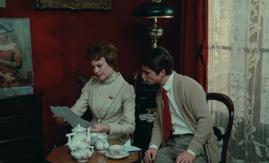 Madame Roc (Marie Mansart) et son fils Claude (Jean-Pierre Léaud) prenant le thé et lisant ensemble une lettre dans un petit salon rouge. Derrière eux, une fenêtre avec des voilages blancs en dentelle et une lampe. Devant eux, une petite table ronde sur laquelle est disposé un service à thé en porcelaine blanche avec un motif floral : théière, pot à lait, tasses et sucrier. La mère de Claude est vêtue d'une robe blanche. Claude porte un gilet beige, une cravate rouge sur une chemise blanche, un pantalon gris. 
Le pitch
Les deux anglaises, ce sont Ann (Kika Markham) et Muriel Brown (Stacey Tendeter), les deux filles de l'amie britannique de la mère de Claude. Le Continent, c'est le surnom donné à Claude par leur mère car il est français. 
Au tout début du XXe, ce jeune homme de bonne famille va passer l'été dans leur cottage familial au pays de Galles. Ann tente de pousser Claude dans les bras de Muriel, sans succès. Quelques semaines plus tard, Ann vient à Paris étudier la sculpture et y retrouve Claude.
Un triangle amoureux, ou peut-être un jeu de billard à trois bandes, qui se raconte sur une vingtaine d'années (adapté du roman éponyme d'Henri-Pierre Rocher), à la fois désuet et moderne, puritain et osé, qui n'est pas sans rappeler Jules et Jim. D'ailleurs, vers la fin du film, Claude publie un roman qui met en scène une femme qui toute sa vie est amoureuse de deux hommes, intitulé "Jérôme et Julien", inspiré de son histoire avec les deux sœurs Brown.
Un film qui est également un régal pour les yeux, costumes, décors, et bien entendu et sans surprise, une photographie signée Nestor Almendros
 (Pauline à la plage, La Collectionneuse, Ma Nuit chez Maud ... chez Rohmer ; Le Dernier métro, L'histoire d'Adèle H. ... chez Truffaut).
