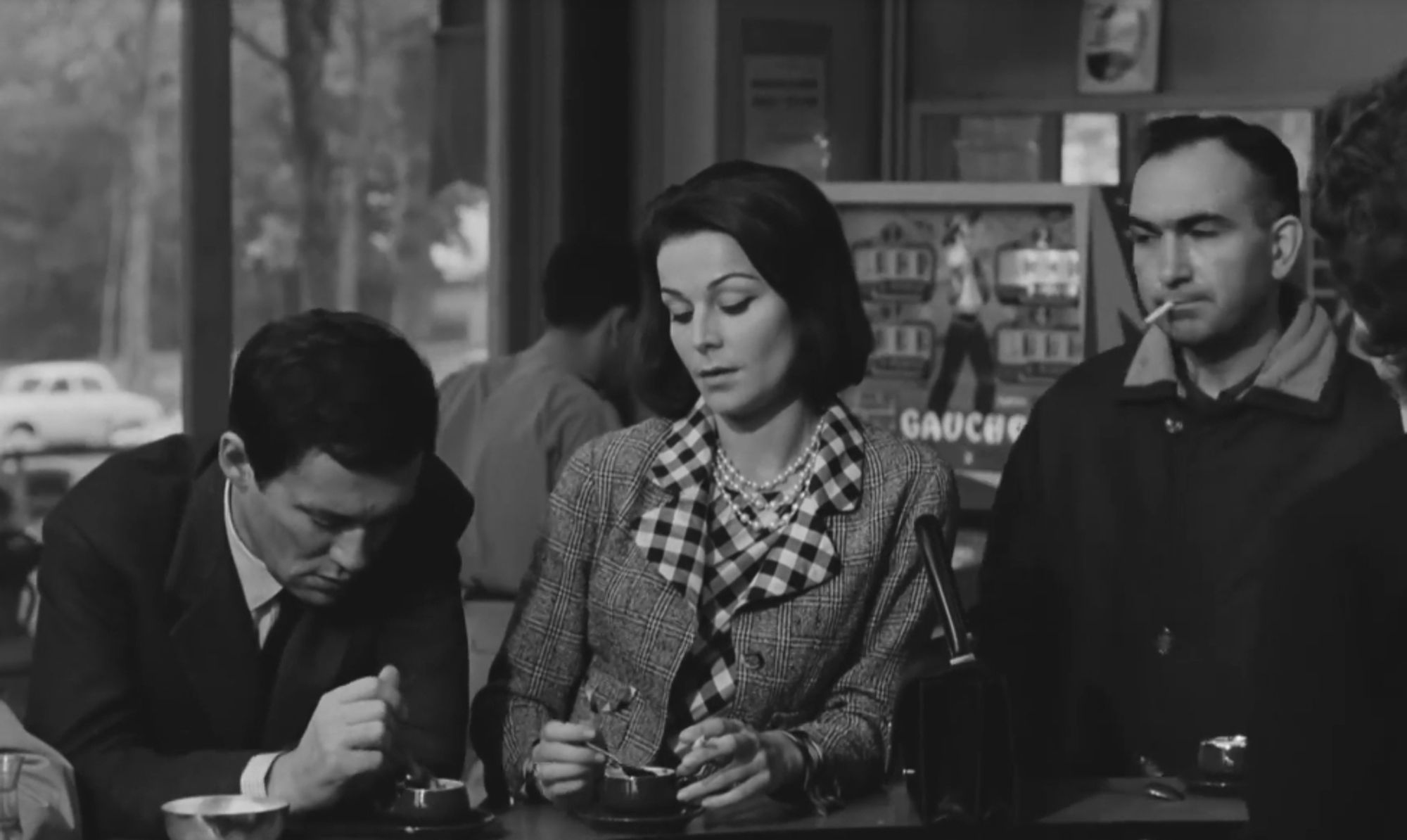 Alain Leroy (Maurice Ronet) accoudé au zinc dans un bistrot parisien. Il est penché sur sa tasse et remue son café avec une petite cuillère. Il porte un complet sombre, une chemise blanche, une cravate noire. A sa droite, également debout derrière le comptoir une amie. Encore à droite, un quidam avec une cigarette à la bouche. Derrière eux, d'autres personnes, un flipper, les vitres du café qui donnent sur la rue.
Le pitch
Alain Leroy termine une cure de désintoxication dans une clinique chic de Versailles. Il n'est pas encore décidé à quitter l'établissement. Il n'a plus goût à la vie. Il va retrouver d'anciennes connaissances à Paris.
Adaptation du roman homonyme de Pierre Drieu la Rochelle, un film certes pas très gai mais admirablement mis en scène et interprété, avec en fond sonore un choix musical judicieux, les Gnossiennes de Satie. Ne le manquez pas ...