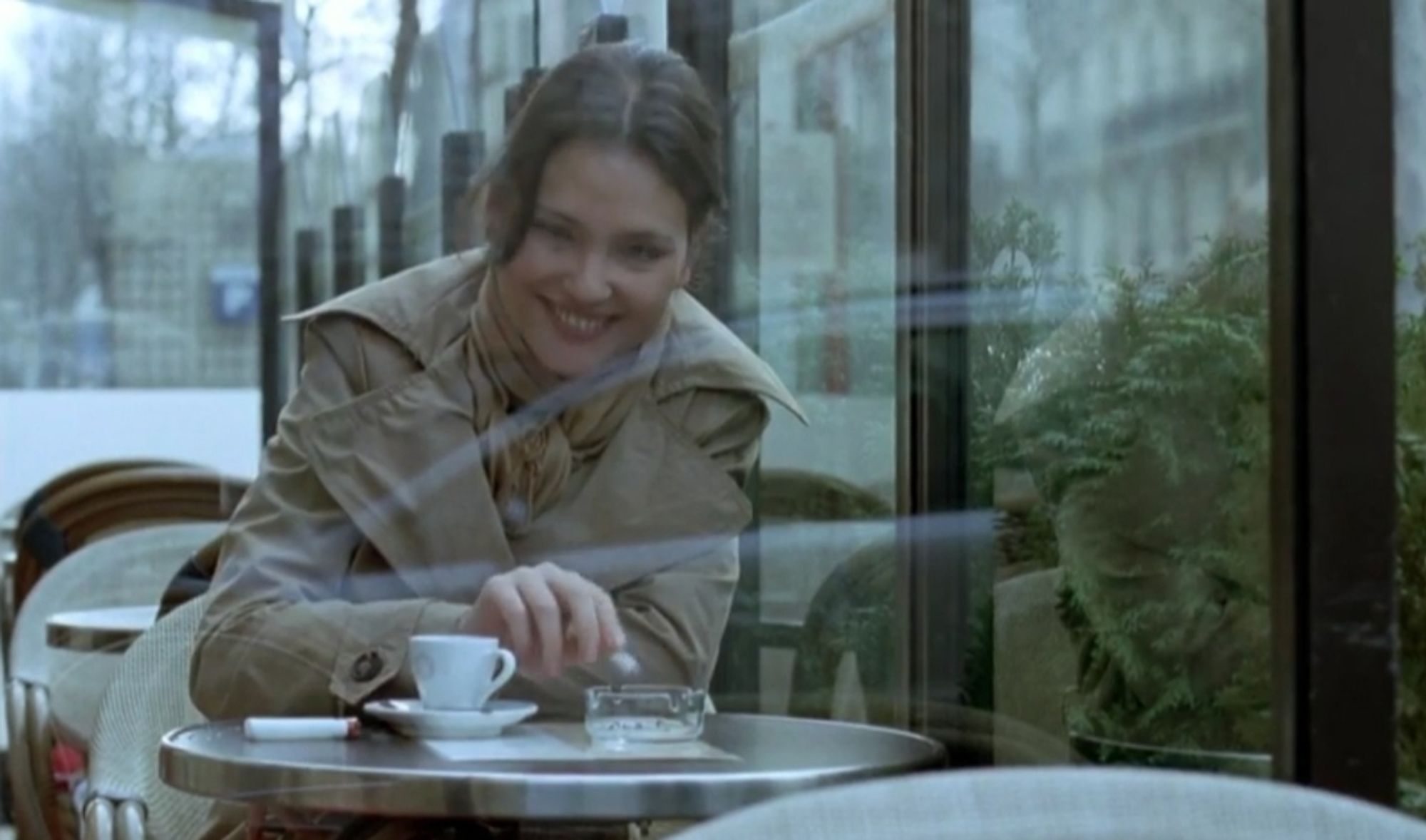 Judith (Virginie Ledoyen) derrière les vitres d'un café parisien. Elle est assise derrière une table bistrot ronde sur laquelle est posée une tasse de café, un cendrier en verre et un briquet blanc. Elle porte un trench beige et une écharpe dans les mêmes tons qu'elle a nouée autour de son cou. Ses cheveux sont attachés. Elle tient une cigarette allumée. Elle rit.
Le pitch.
De passage à Nantes pour le travail, Émilie (Julie Gayet) fait la rencontre fortuite de Gabriel (Mickaël Cohen). Ils sont tous les deux mariés par ailleurs. L'attirance est immédiate et réciproque et ils décident de passer la journée puis la soirée ensemble. Au moment de se quitter, Gabriel tente d'embrasser Émilie, mais celle-ci refuse. Elle va raconter à Gabriel ce qui est arrivé à deux de ses amis, Judith (Virginie Ledoyen) et Nicolas (Emmanuel Mouret) lorsqu'ils ont pensé que tromper leur partenaire serait sans conséquences...