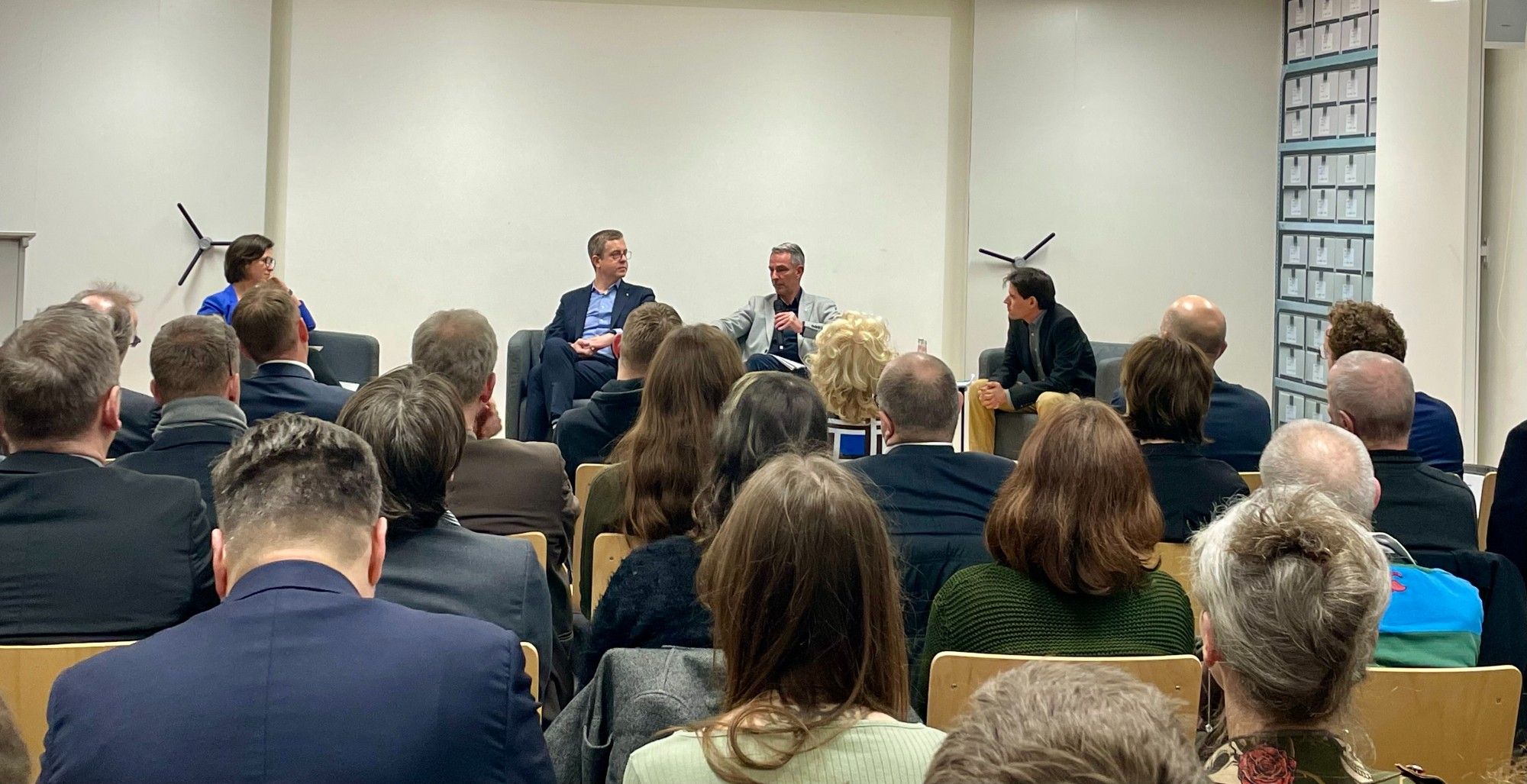 Auf dem Podium von links: Hannah Neumann, Stefan Evers, Frank Ebert und Niels Schwiderski