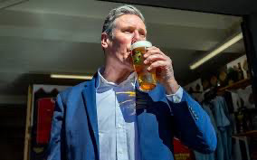 Kier Starmer drinking a pint 