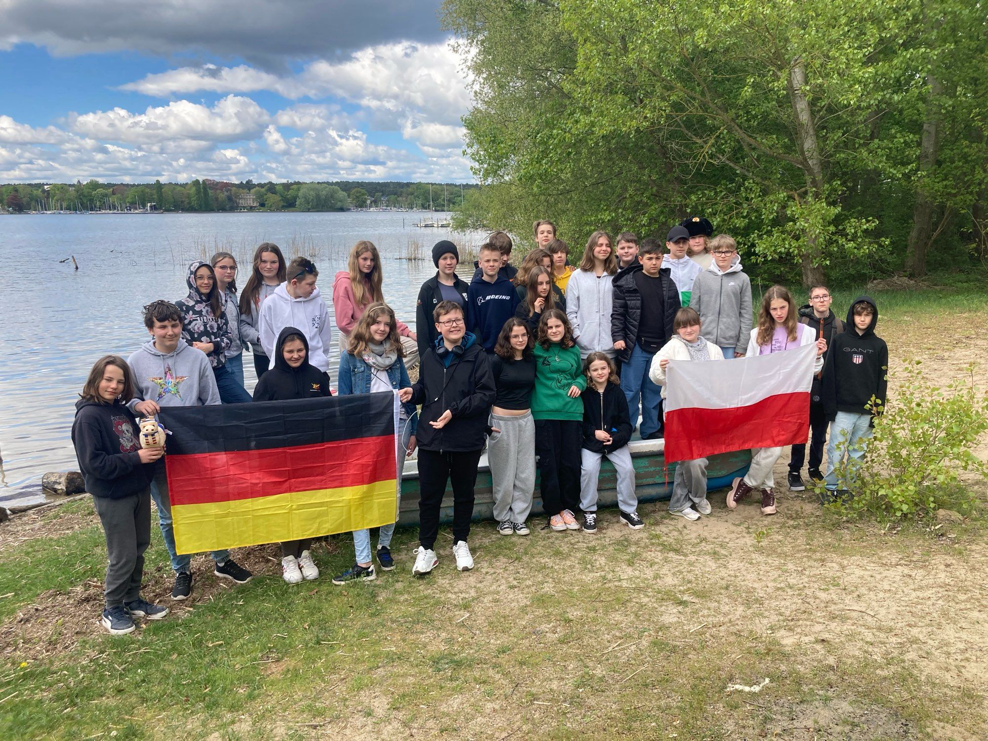 Polnisch-deutsche Schüler*innen-Gruppe vor dem Wannsee