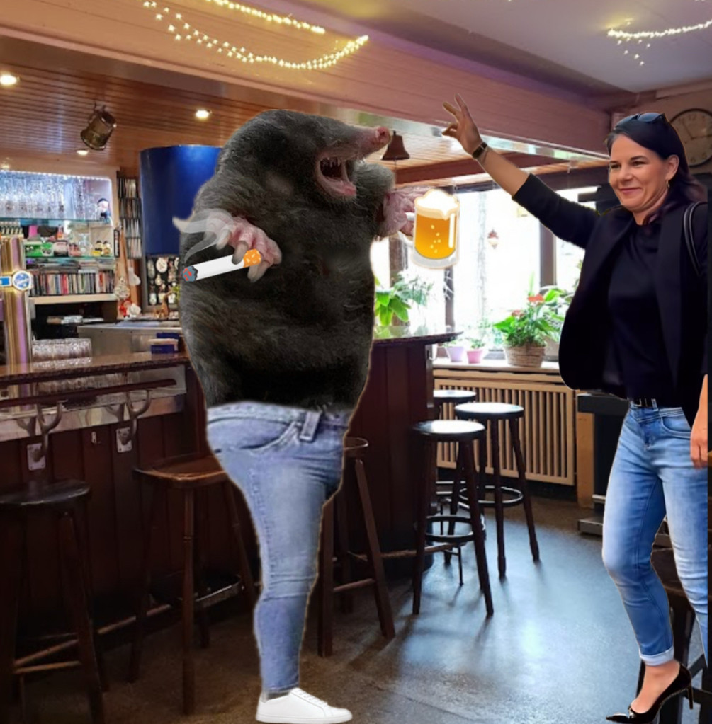 Im Hintergrund die Kneipe Juttas Forelle, vorne der Maulwurf in Jeans mit Bier und Kippe daneben Baerbock aus dem NY Insta Reel die drei Finger hochhält um ein Taxi zu rufen
