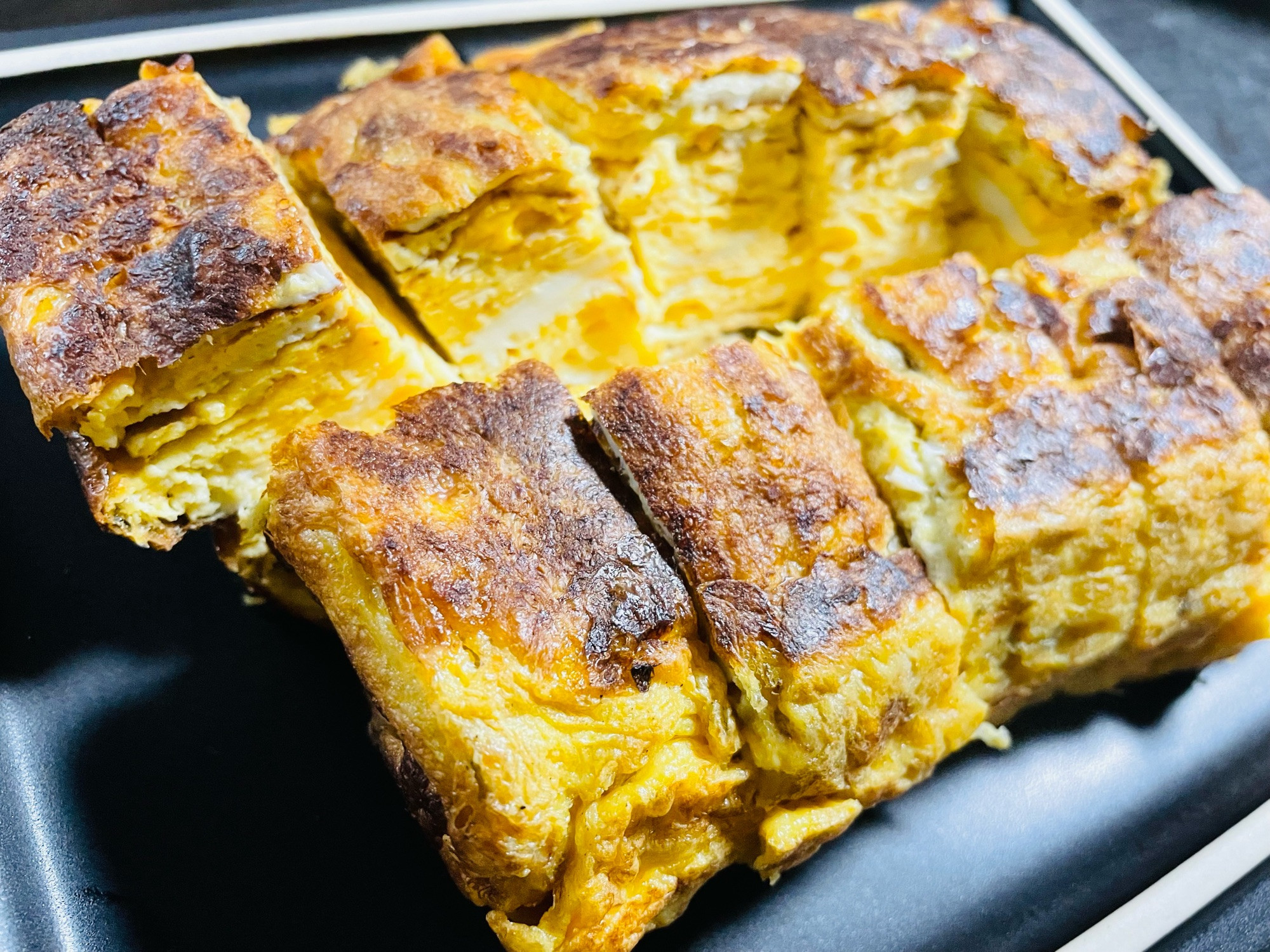 出汁巻き卵
DASHIMAKI TAMAGO／Frittata alla giapponese con broad