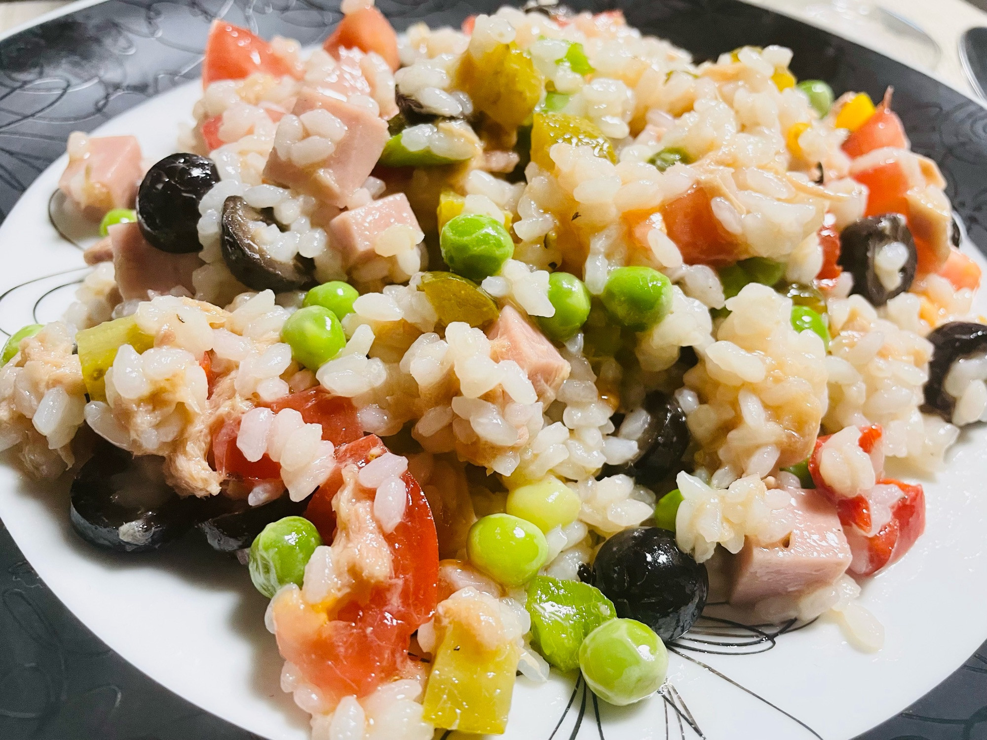 ライスサラダ
Insalata di riso

ちなみに米を炊くのが一般化したのはかまどや炊飯器が普及されたからと言われており、日本も江戸時代までは米は茹でて調理（湯取り法）されていました。