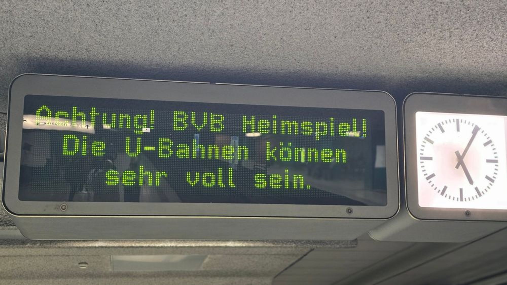 Eine Anzeigetafel der DSW21, die darauf hinweist,  dass es zu vollen U-Bahnen bei BVB Heimspielen kommen kann. 