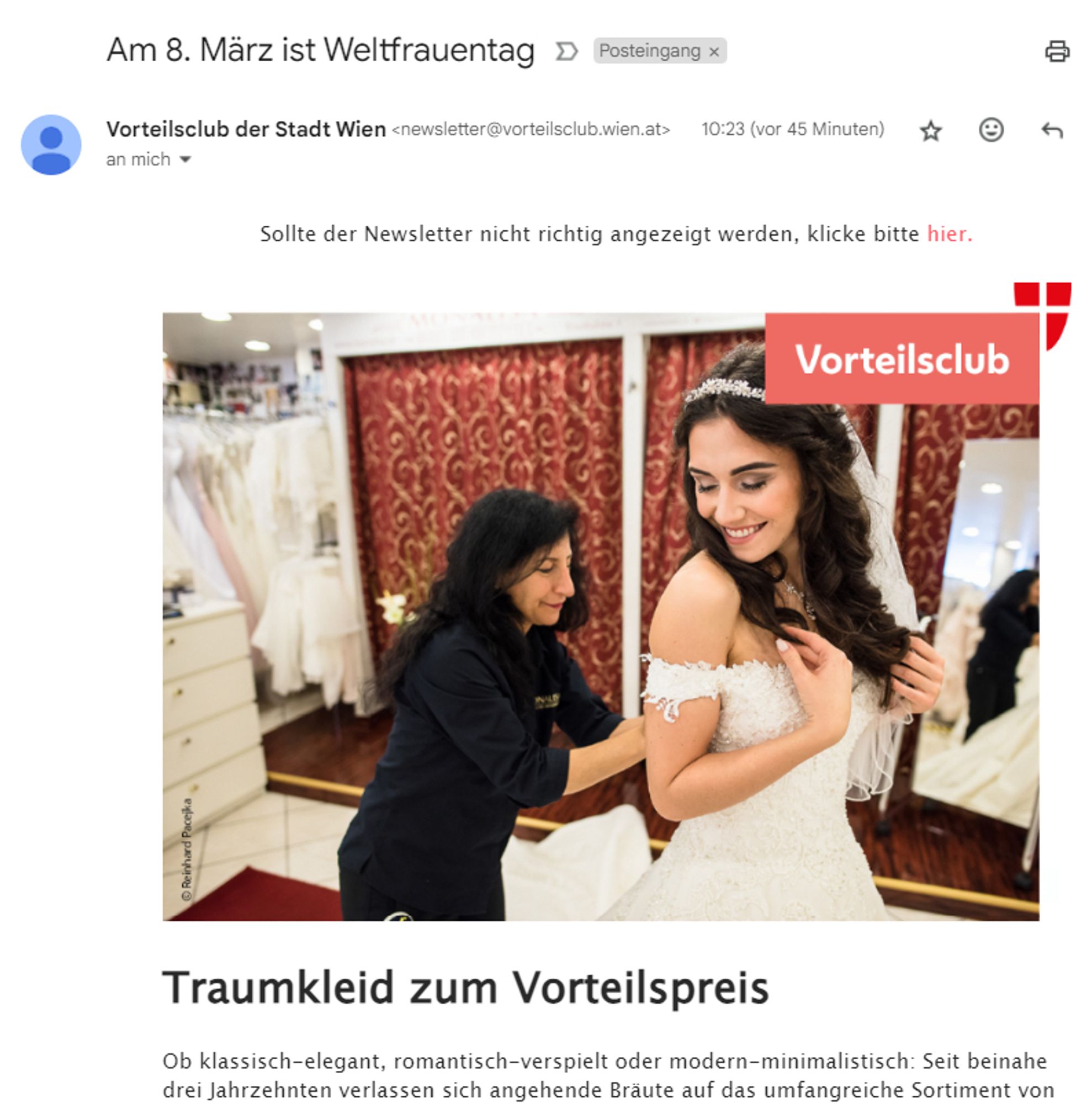 Newsletter der Stadt WIen „Am 8. März ist Weltfrauentag. Darunter ein Sujet mit einer Braut in einem Brautmodengeschäft. Text: Traumkleid zum Vorteilspreis“. Darunter gibt es einen Werbetext für einen Einkaufsgutschein in einem Brautmodensalon.