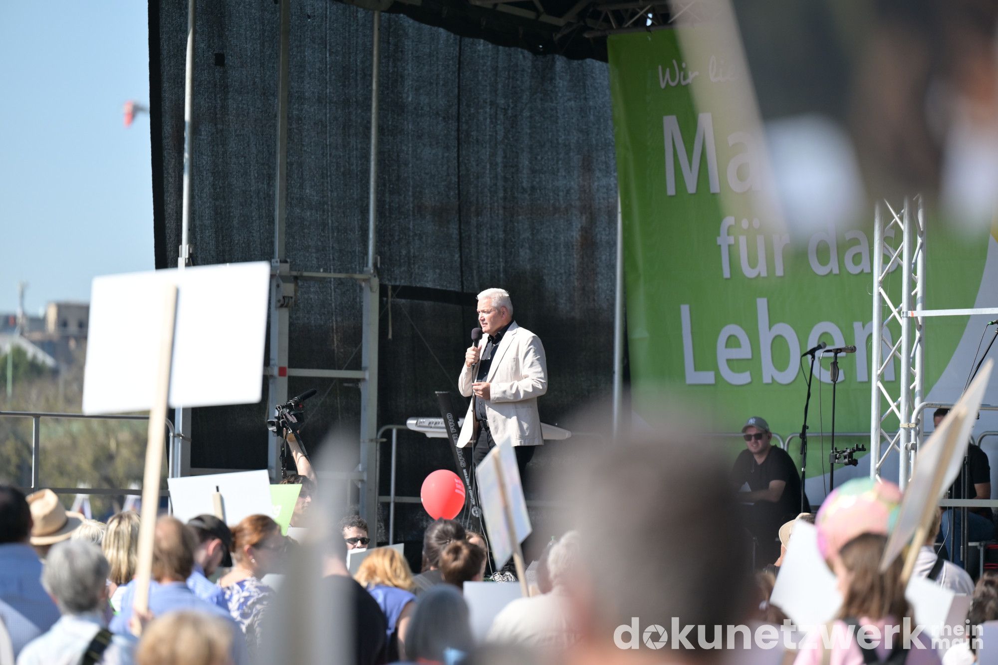 Ein CDU-Bundestagsabgeordnerter steht als Redner auf der Bühne vom Marsch für das Leben