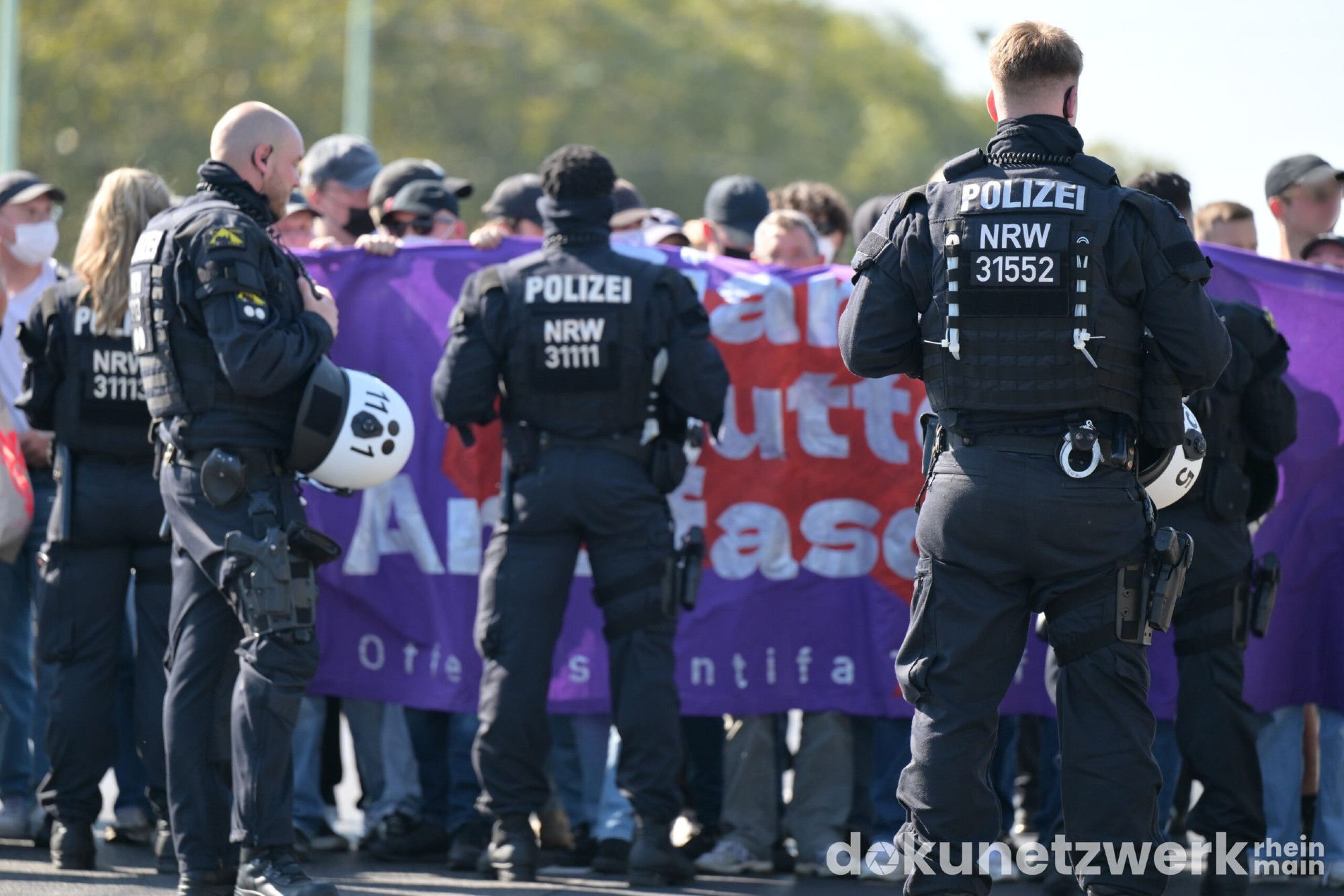 Polizisten stehen vor einer Blockade