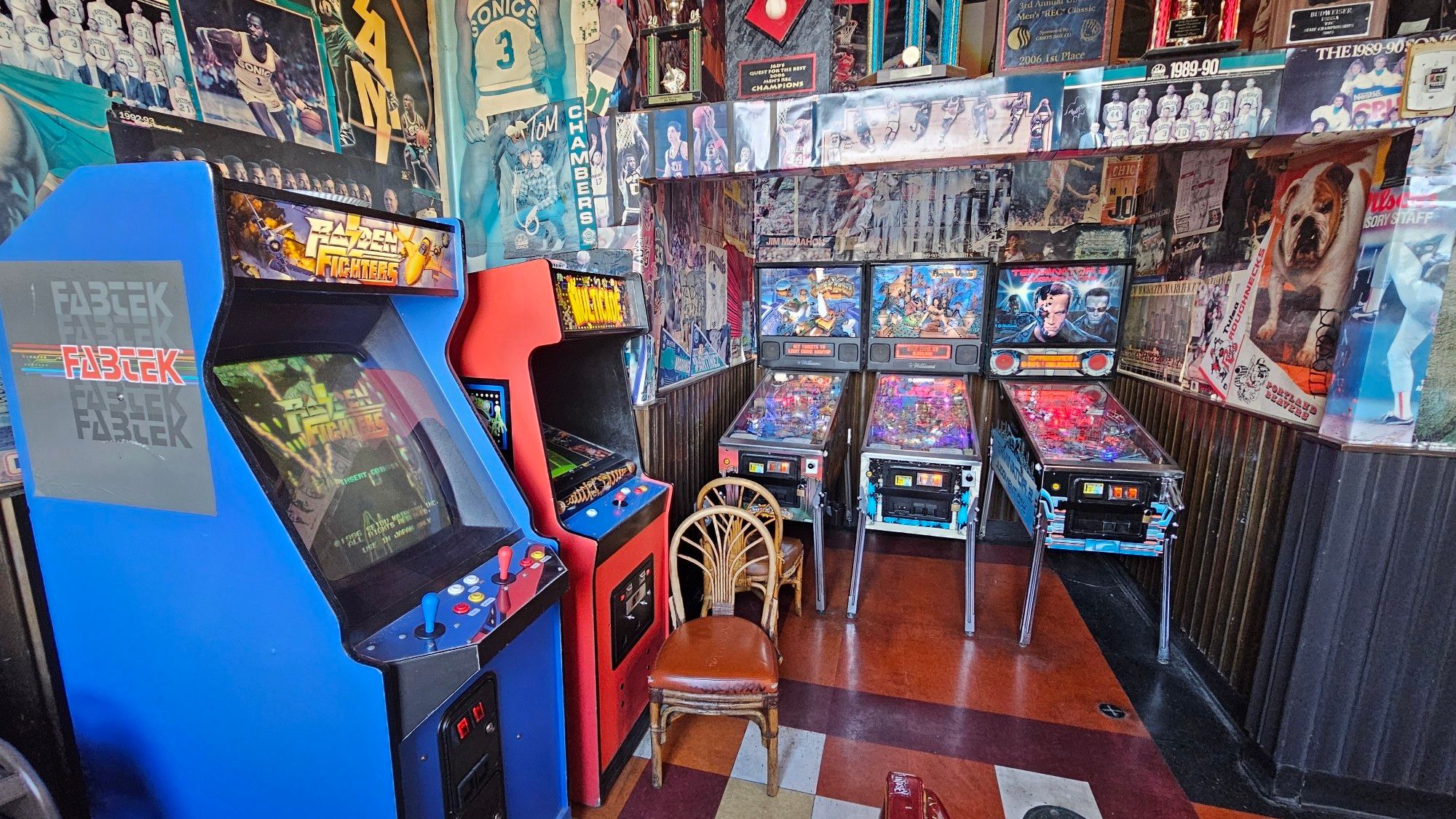 Arcade machines (Raiden Fighters and a multicade) and pinball