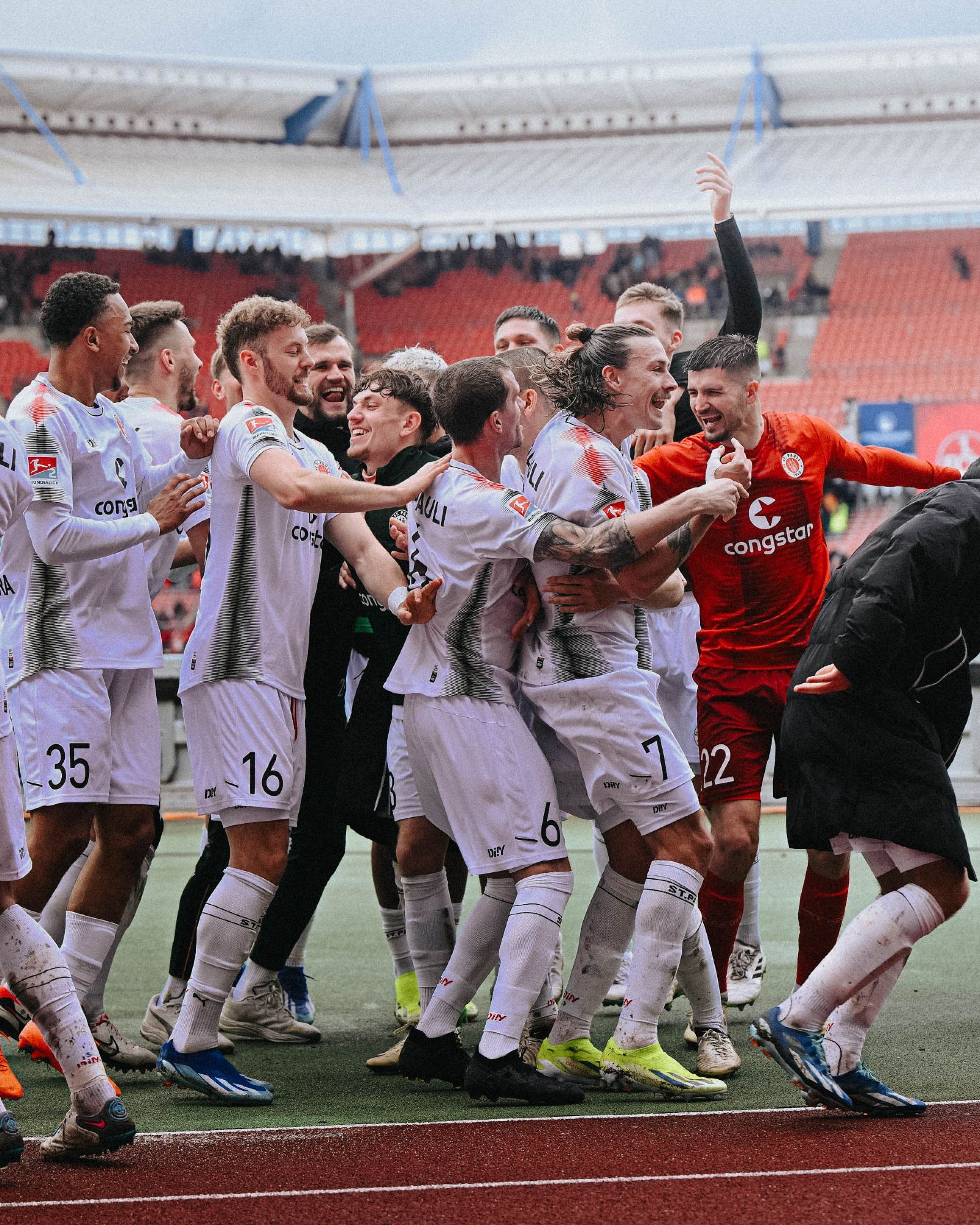 Spieler des FC St. Pauli feiern den Sieg.