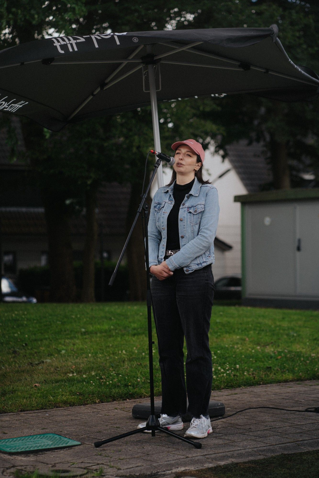 Luise Gottberg hält eine Rede